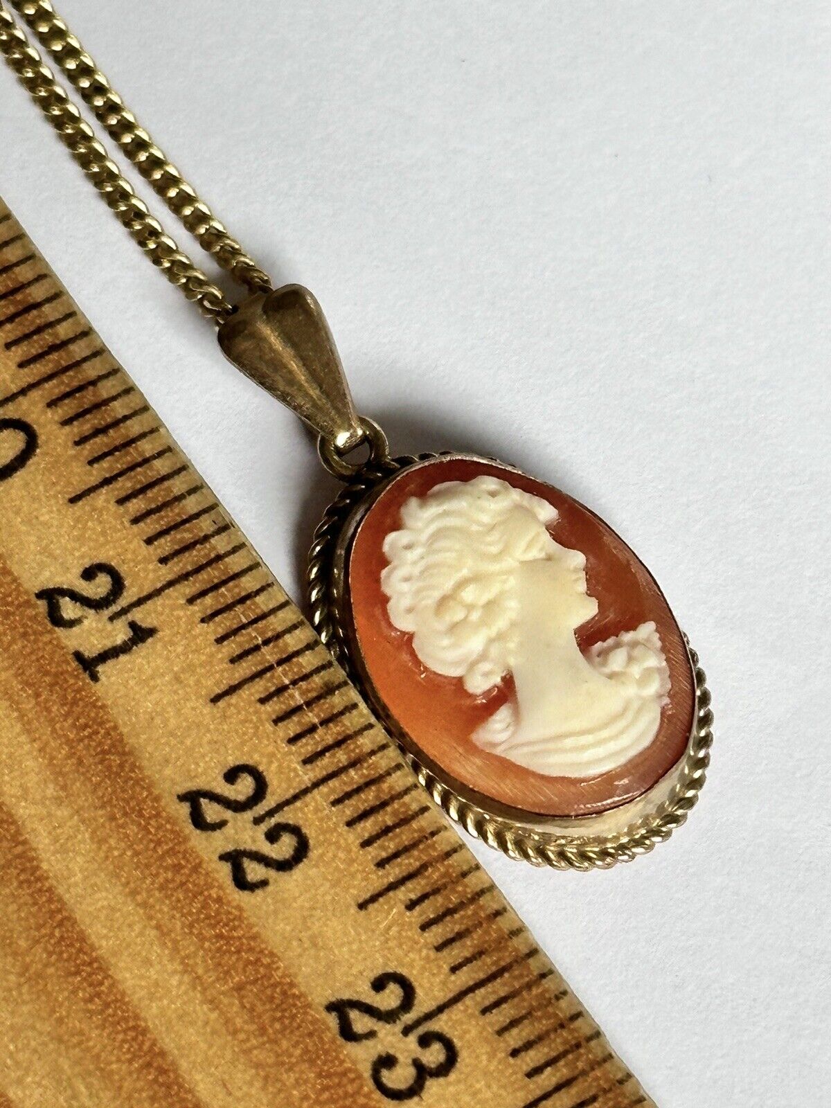 Vintage 9ct Gold Shell Cameo Pendant Necklace