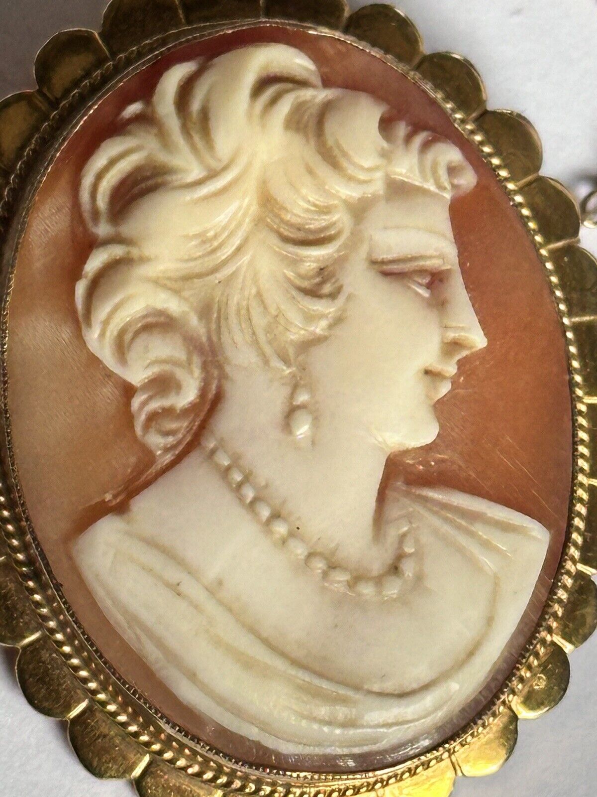 Antique Vintage 9ct Gold Shell Carved Cameo Brooch Safety Chain