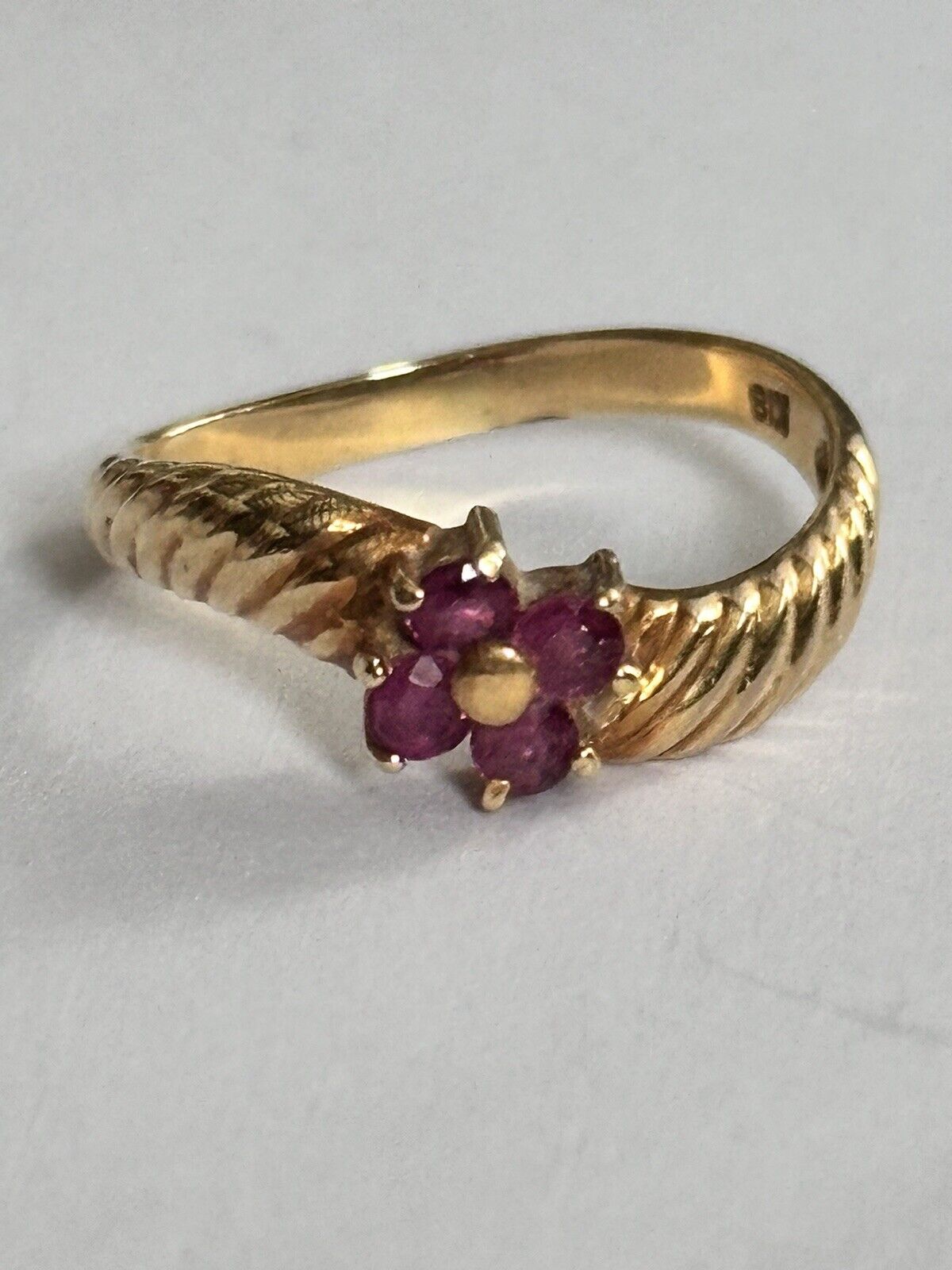 Vintage 18ct Gold Ruby Flower Wave Ring