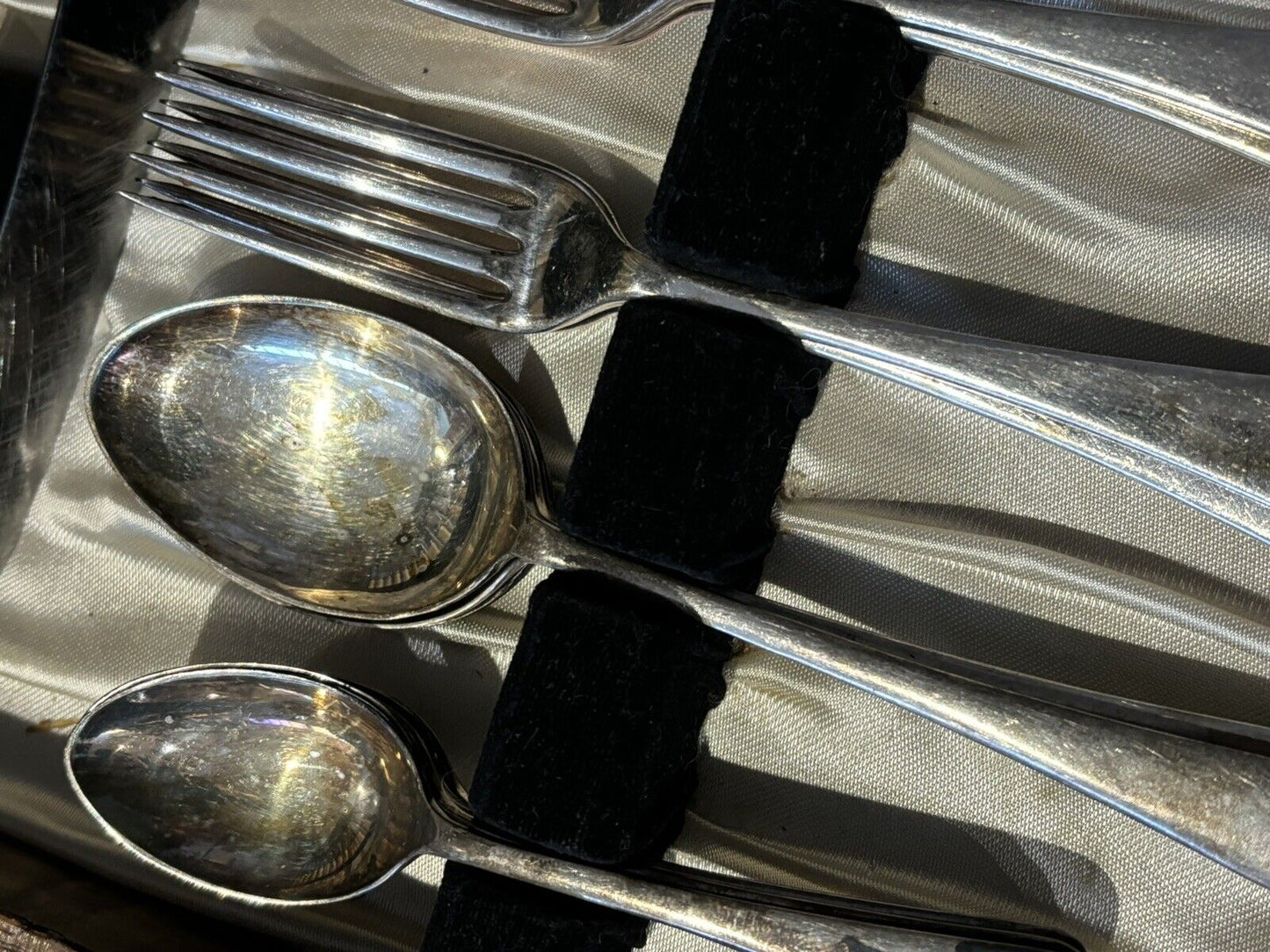 Edwardian Cutlery Set In Oak Case