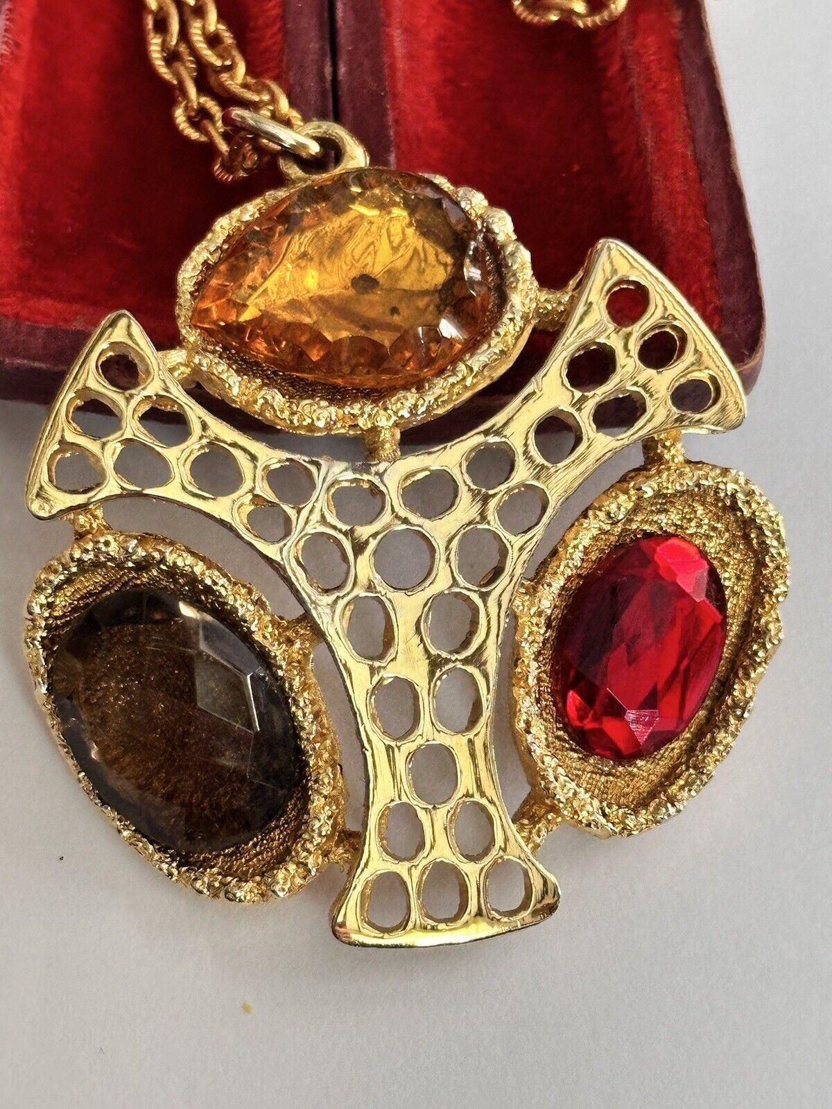 Vintage 60s/70s Gold Tone Red Orange Stone Pendant Necklace