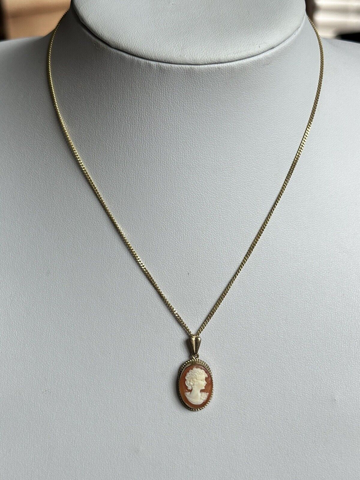 Vintage 9ct Gold Shell Cameo Pendant Necklace