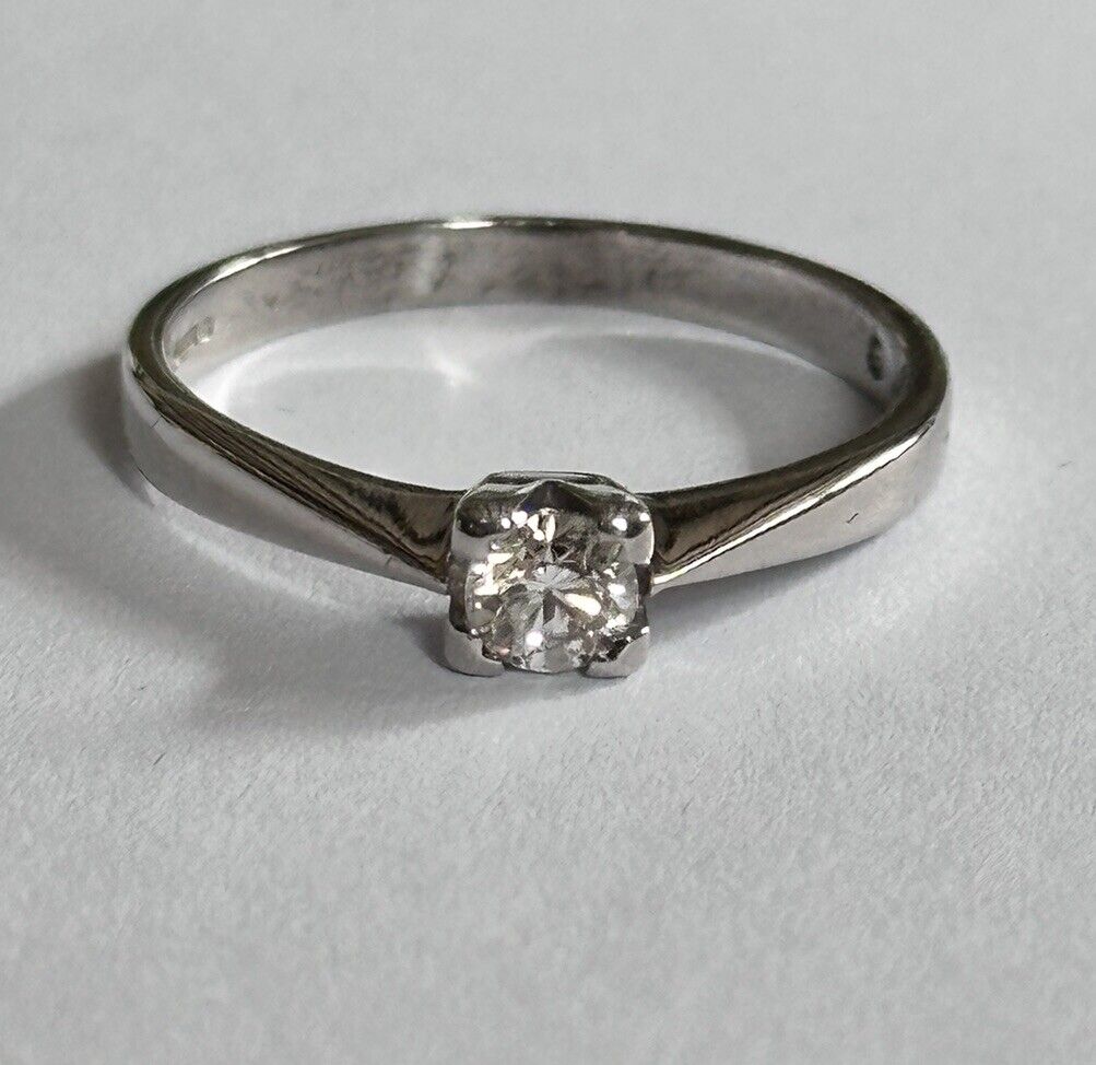 18ct White Gold 0.25 Diamond Solitaire Ring Boxed