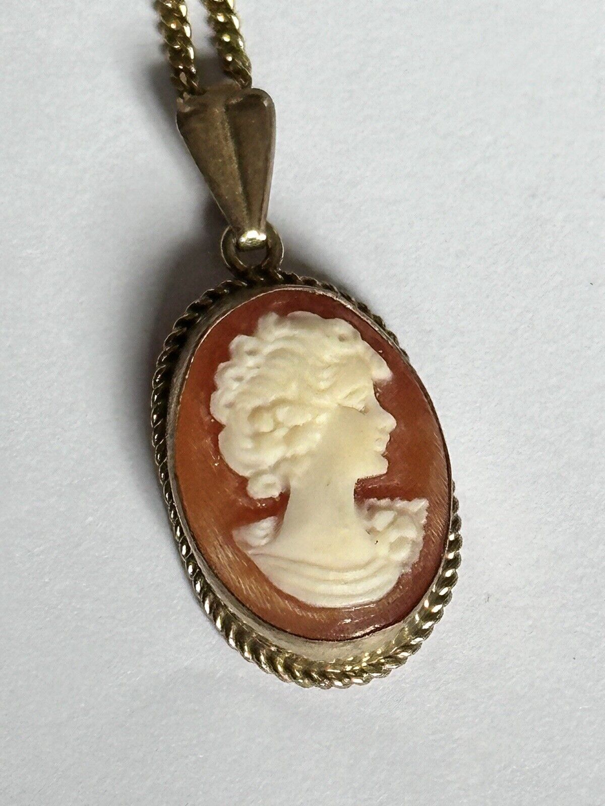 Vintage 9ct Gold Shell Cameo Pendant Necklace