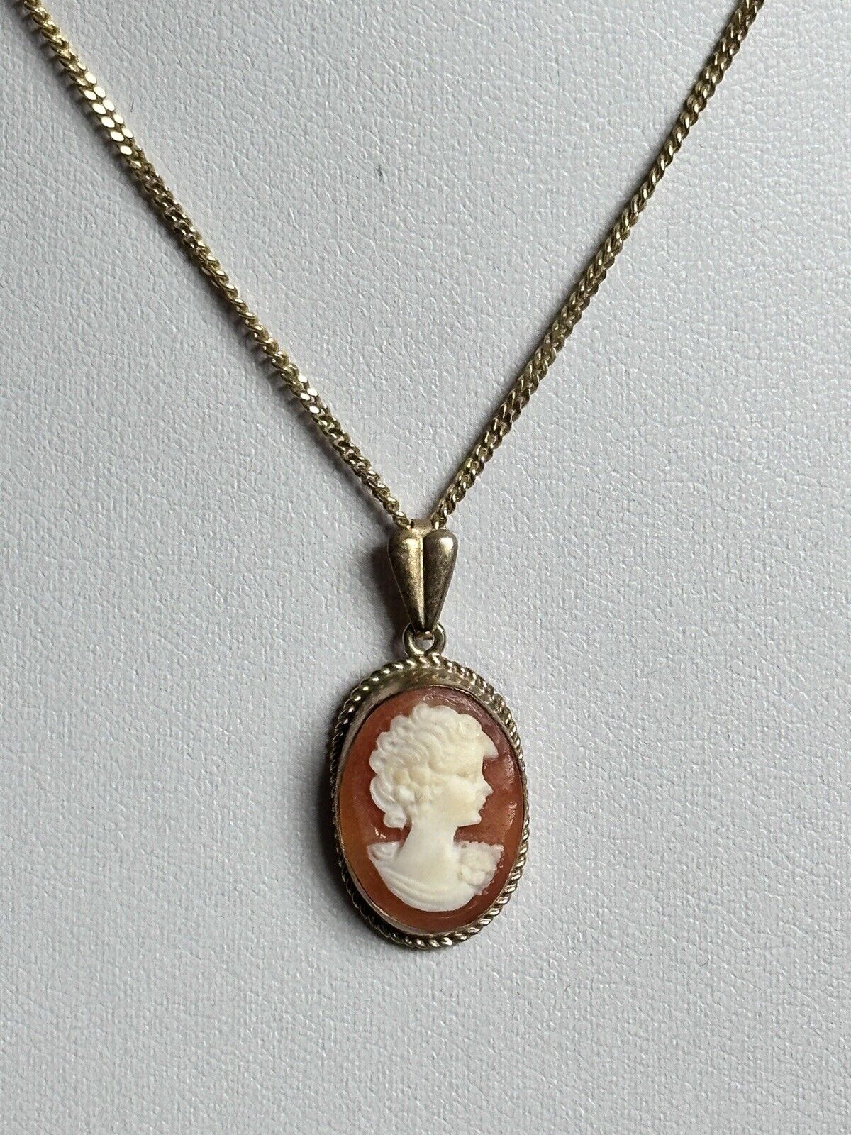 Vintage 9ct Gold Shell Cameo Pendant Necklace