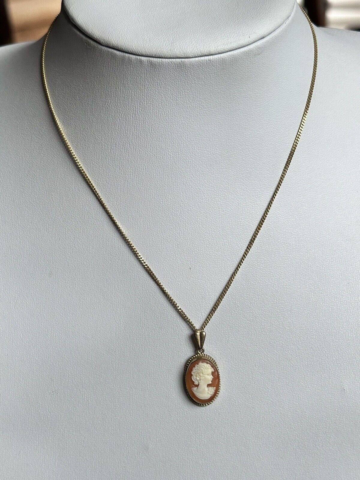 Vintage 9ct Gold Shell Cameo Pendant Necklace
