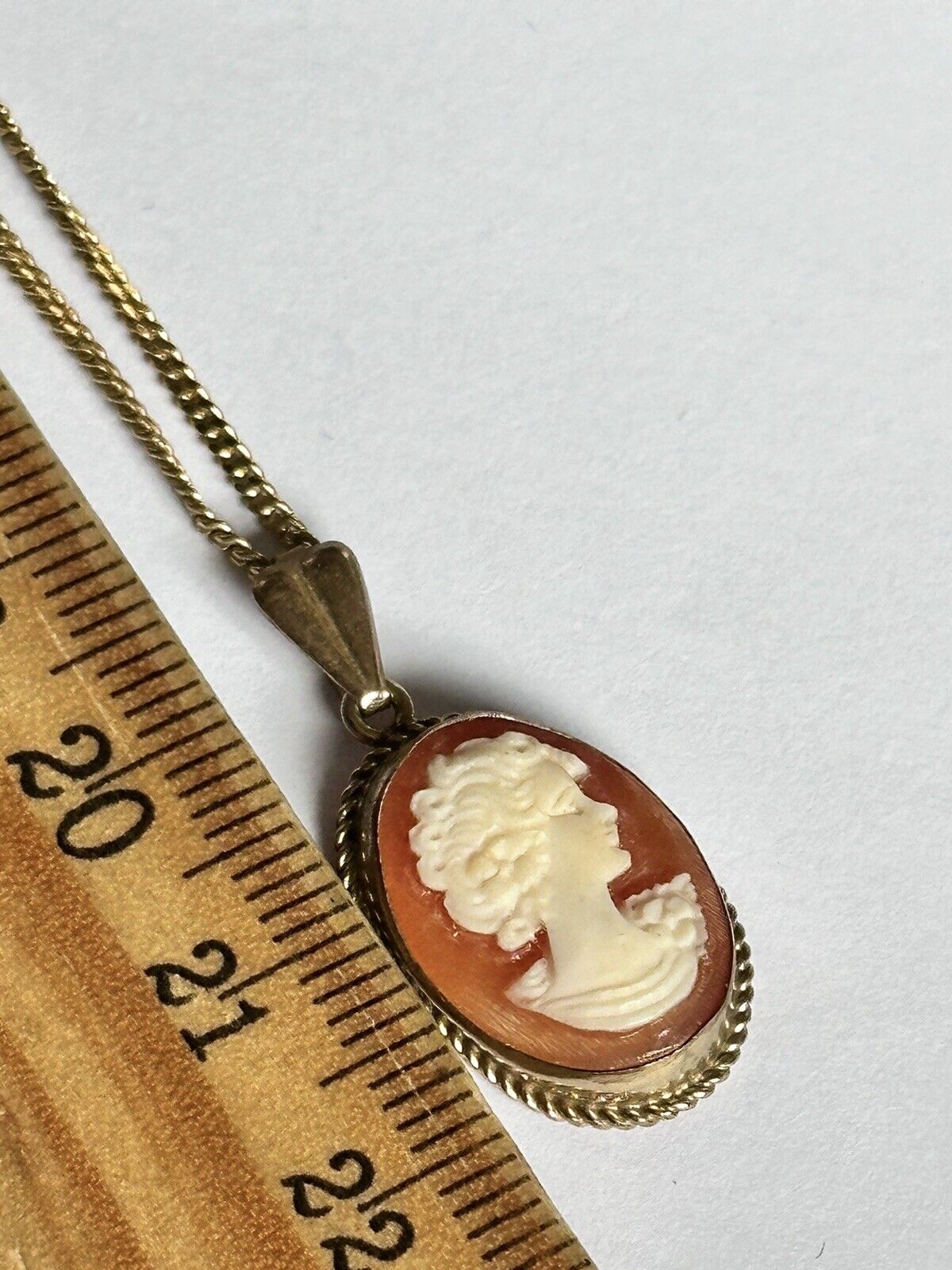 Vintage 9ct Gold Shell Cameo Pendant Necklace