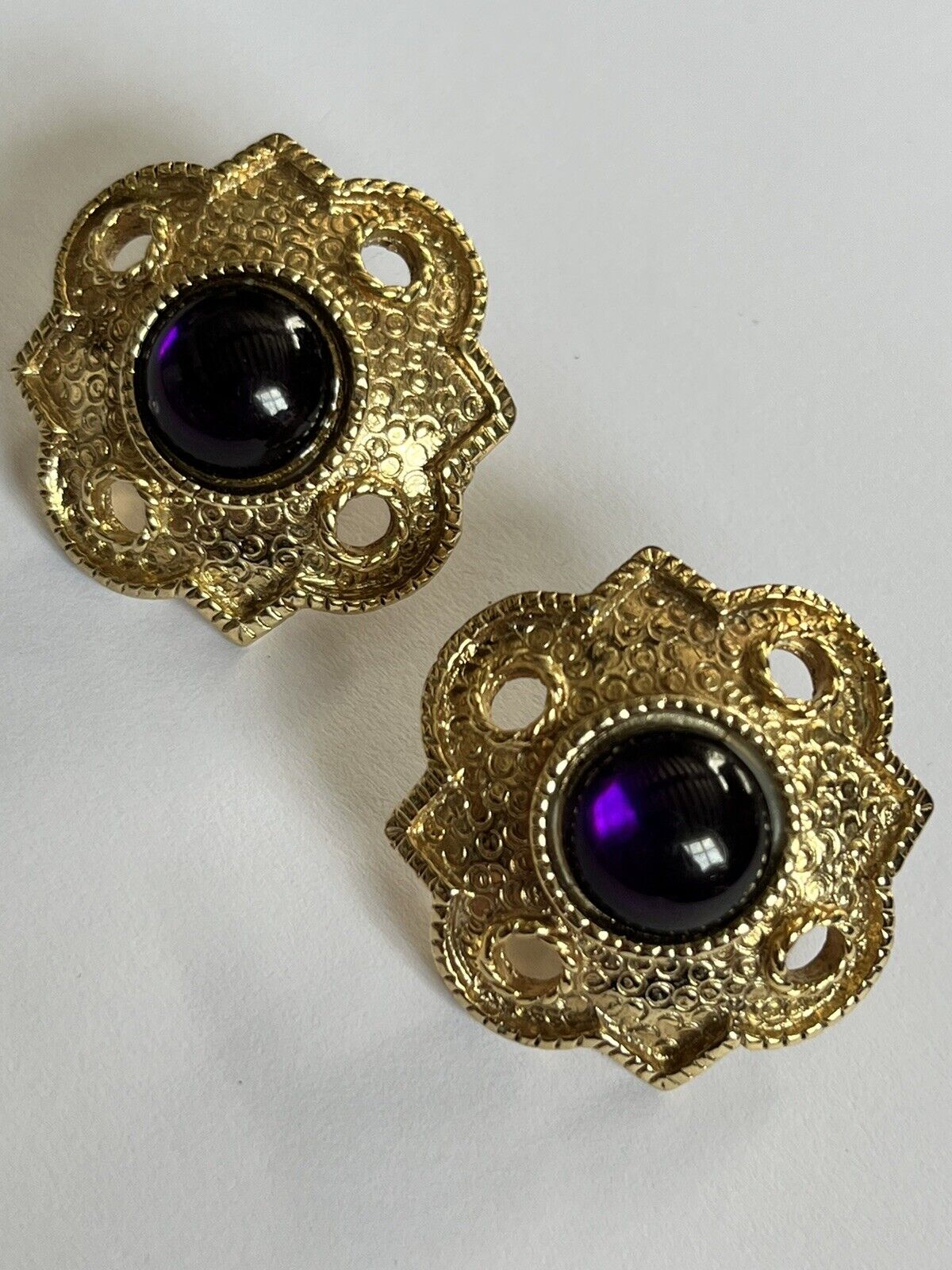 Vintage 1980s Gold Tone Purple Cabochon Clip On Earrings
