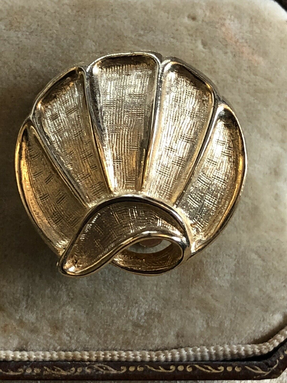 Vintage Gold Tone Shell Clip On Earrings