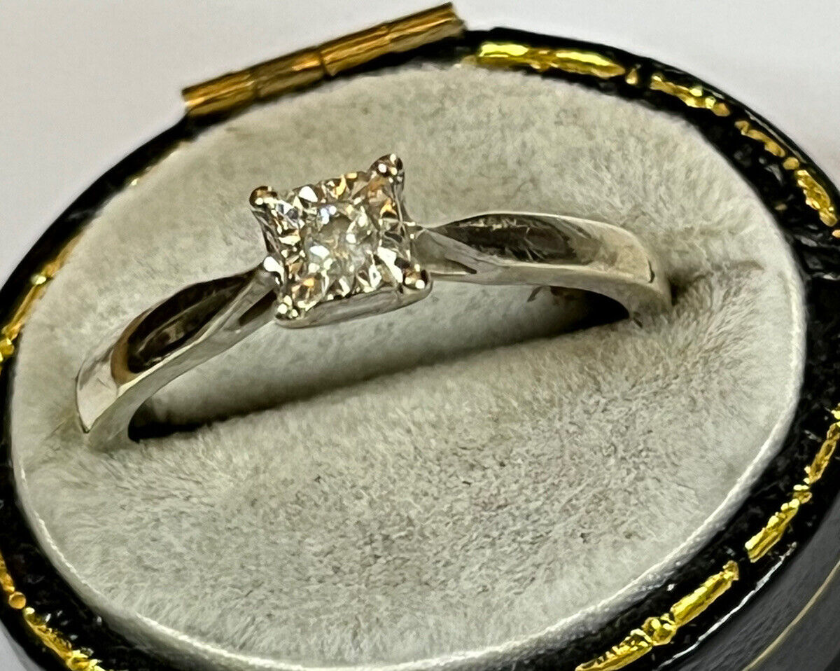 Vintage 9ct White Gold Solitaire Illusion Set Diamond Ring