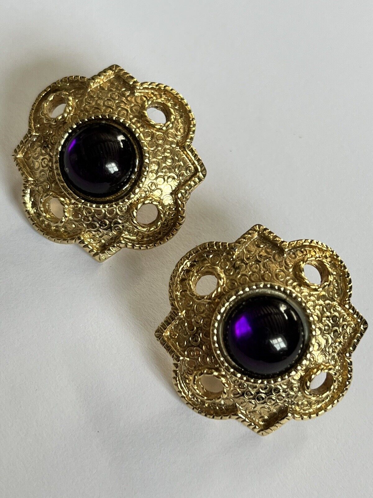 Vintage 1980s Gold Tone Purple Cabochon Clip On Earrings