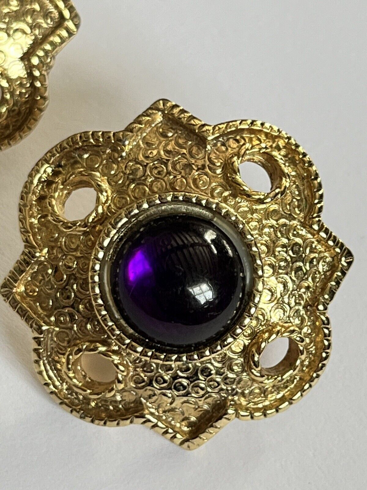 Vintage 1980s Gold Tone Purple Cabochon Clip On Earrings