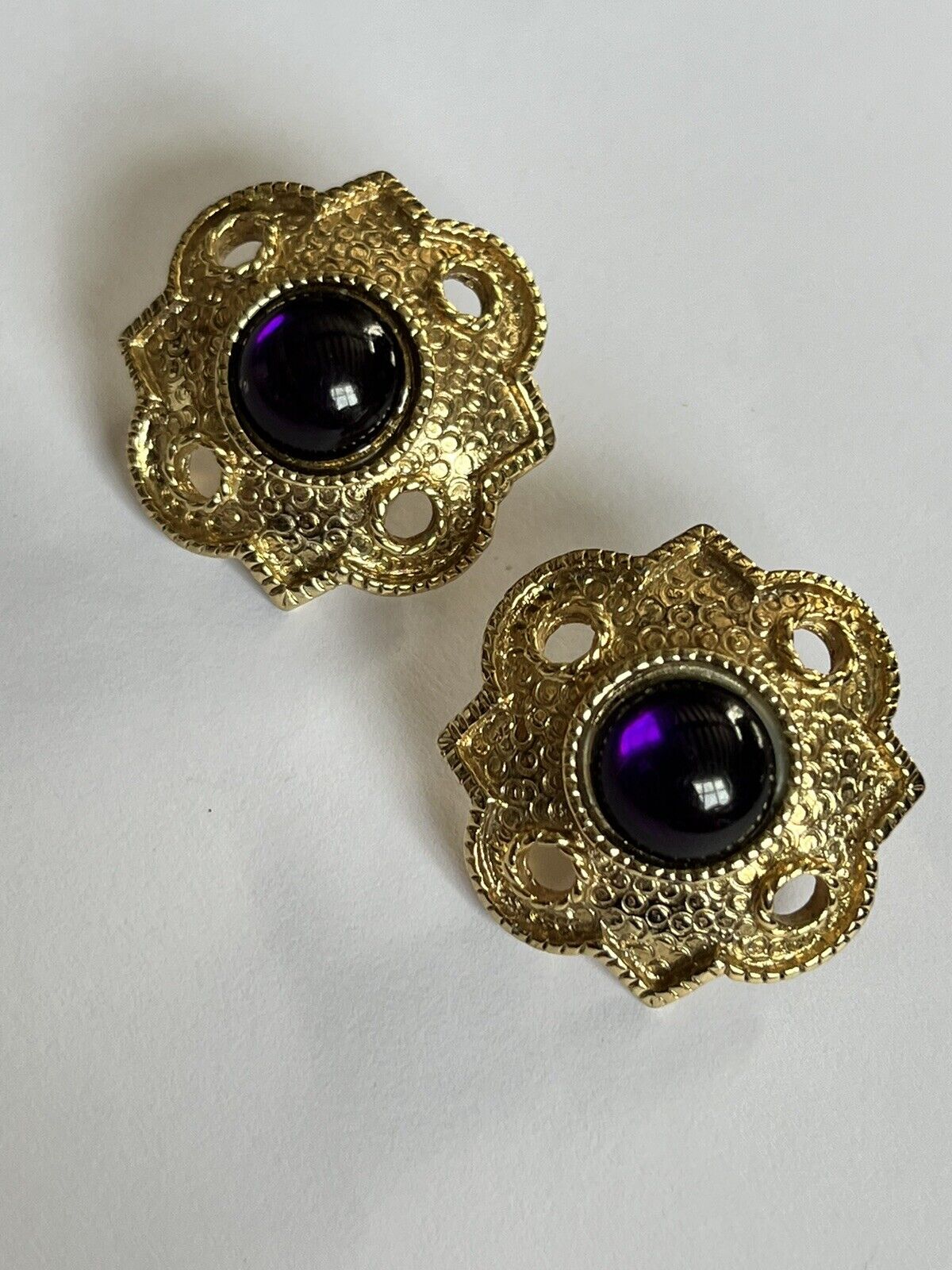 Vintage 1980s Gold Tone Purple Cabochon Clip On Earrings