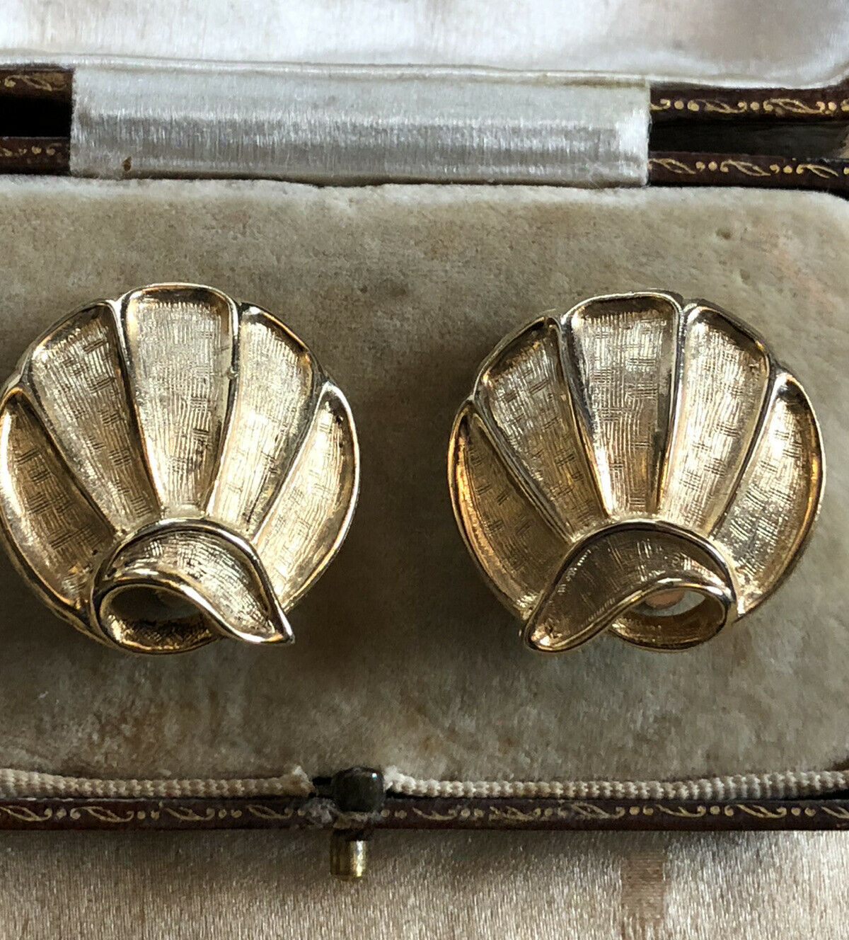 Vintage Gold Tone Shell Clip On Earrings