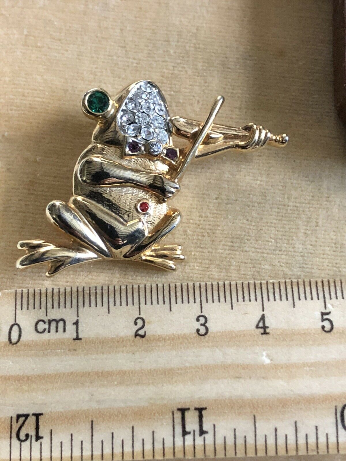 Vintage Gold Tone Crystal Frog Playing Violin Brooch