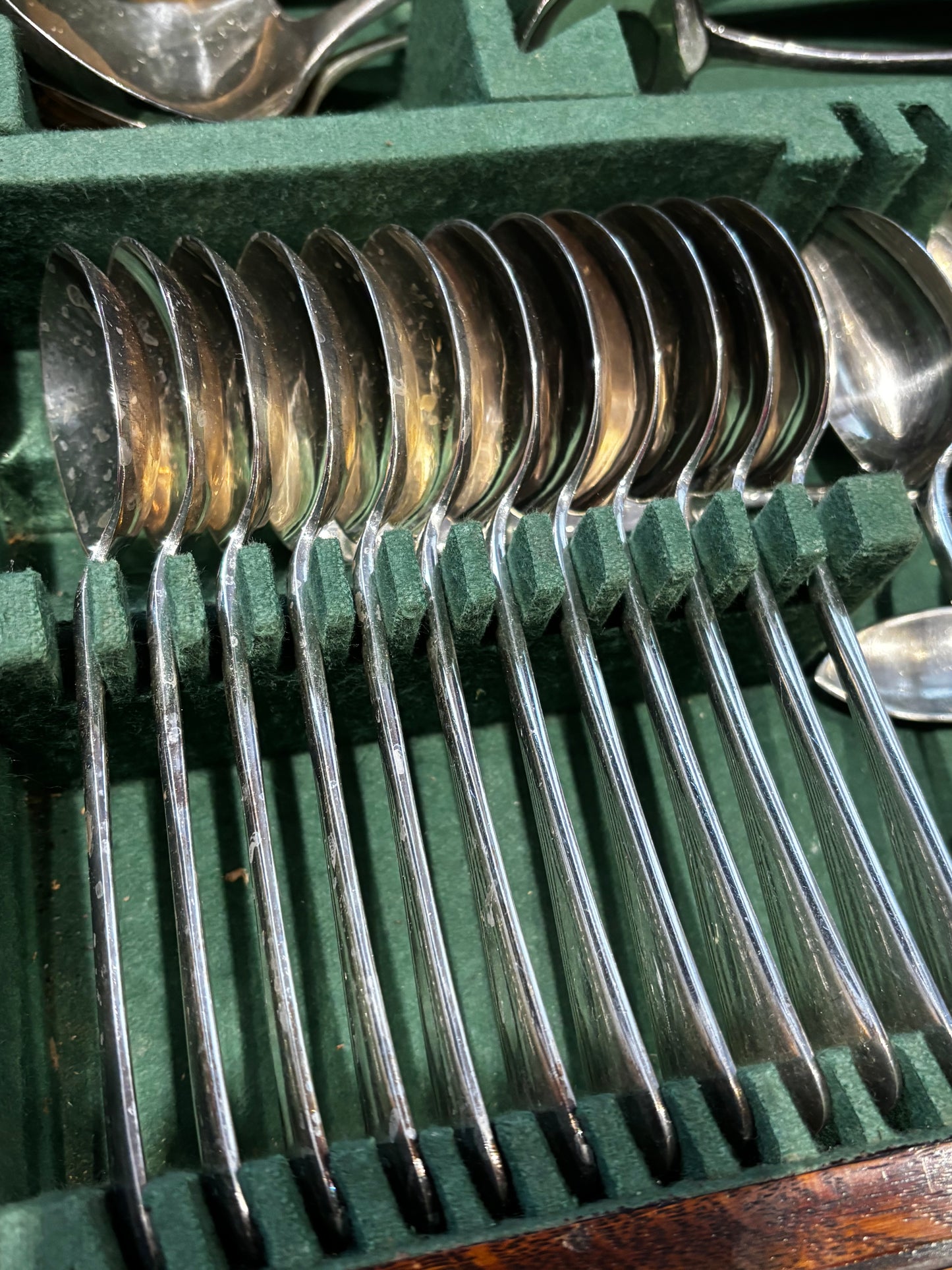 Silver Plate Mahogany Cased Cutlery 8 Setting.