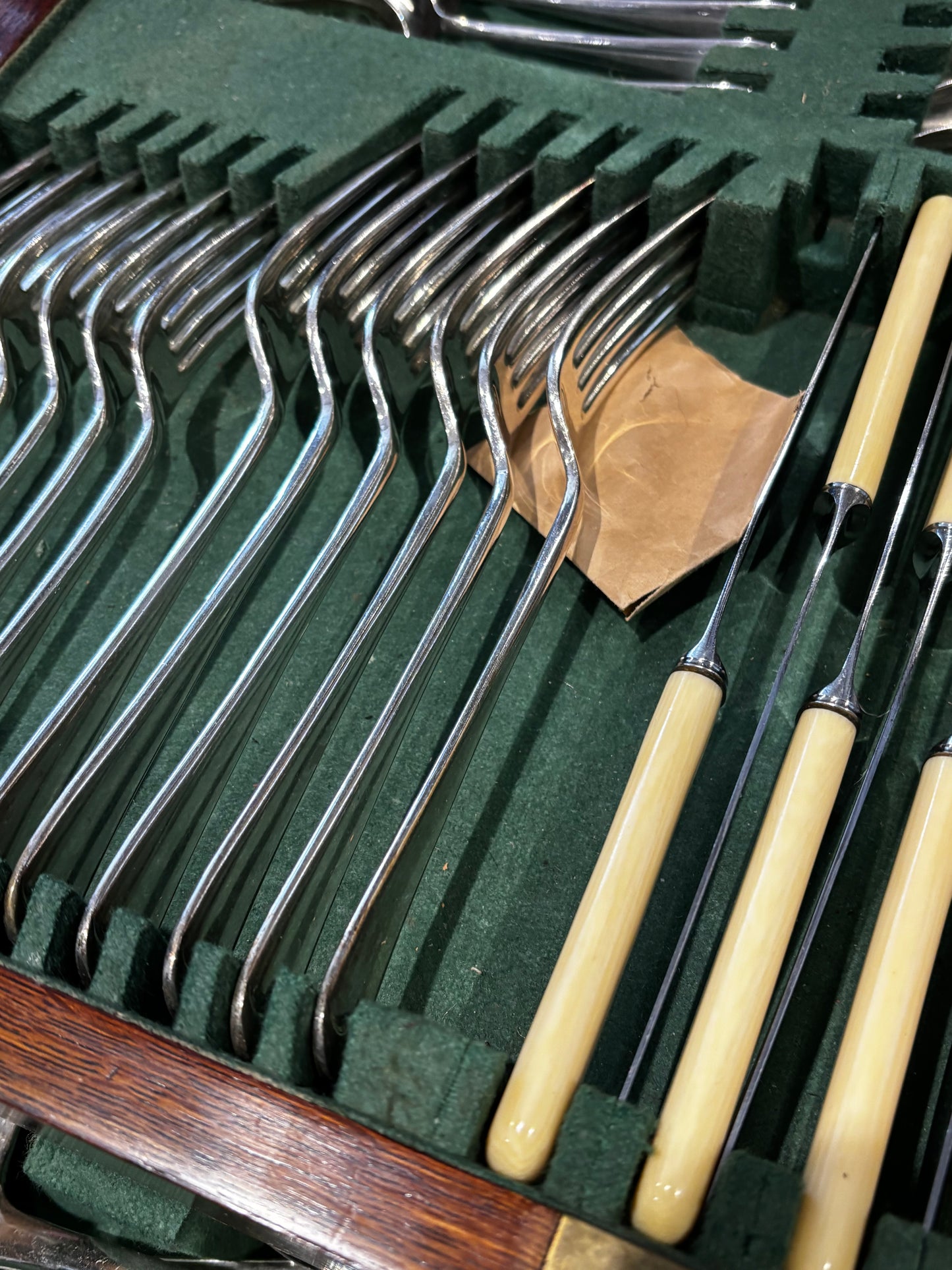 Silver Plate Mahogany Cased Cutlery 8 Setting.