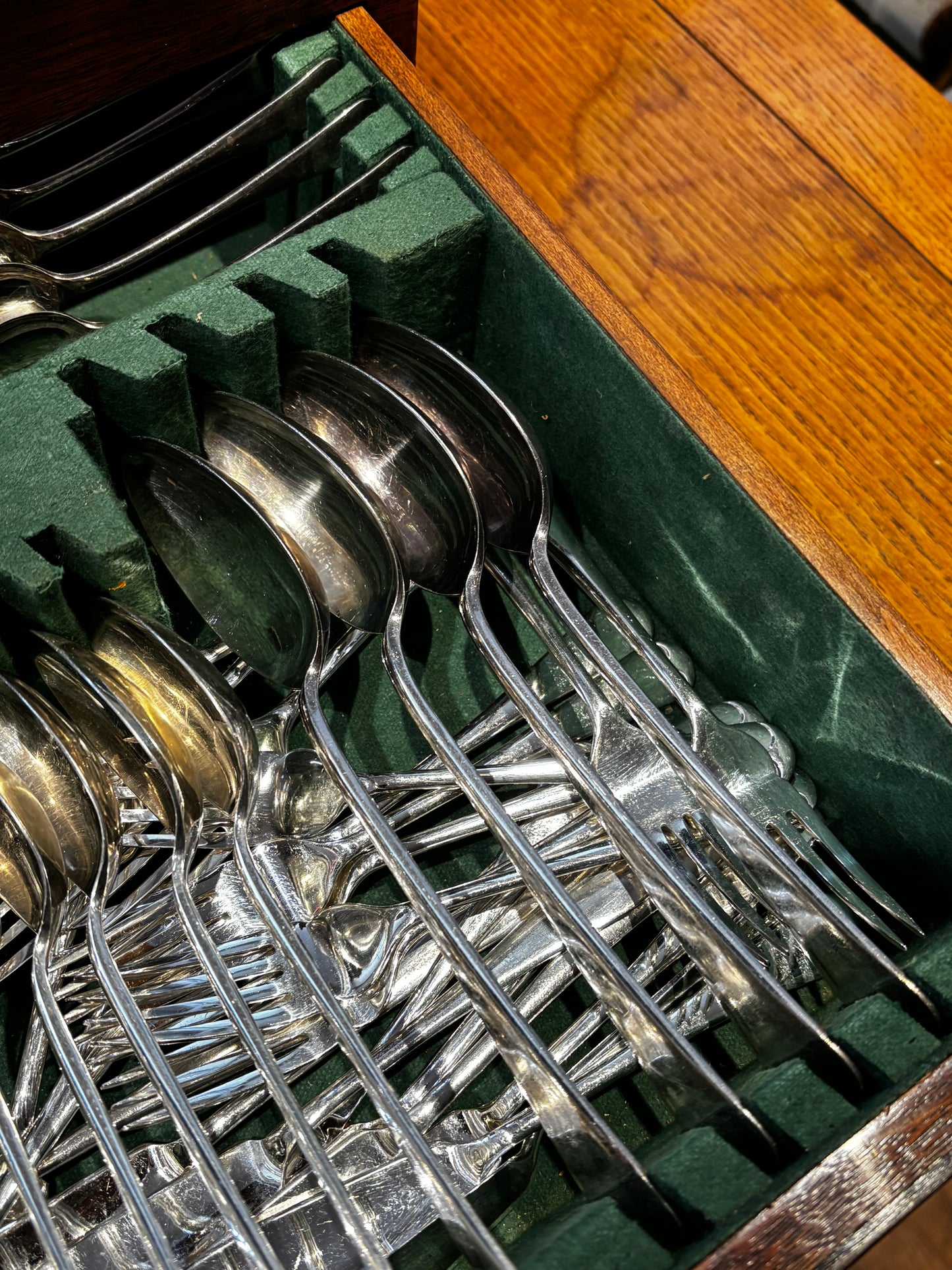 Silver Plate Mahogany Cased Cutlery 8 Setting.