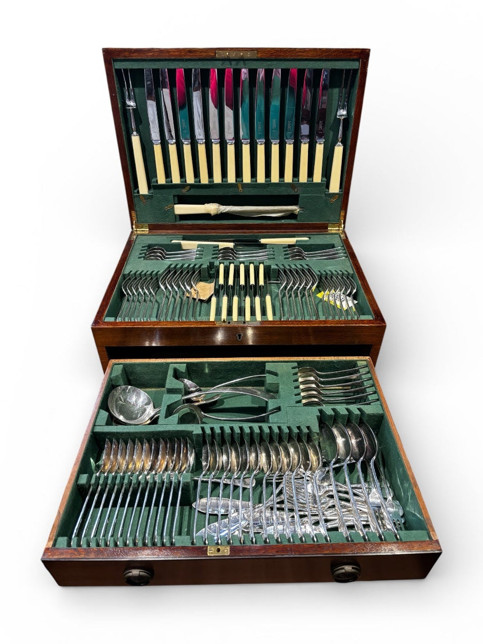 Silver Plate Mahogany Cased Cutlery 8 Setting.