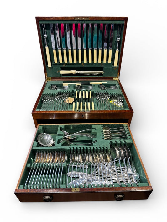 Silver Plate Mahogany Cased Cutlery 8 Setting.