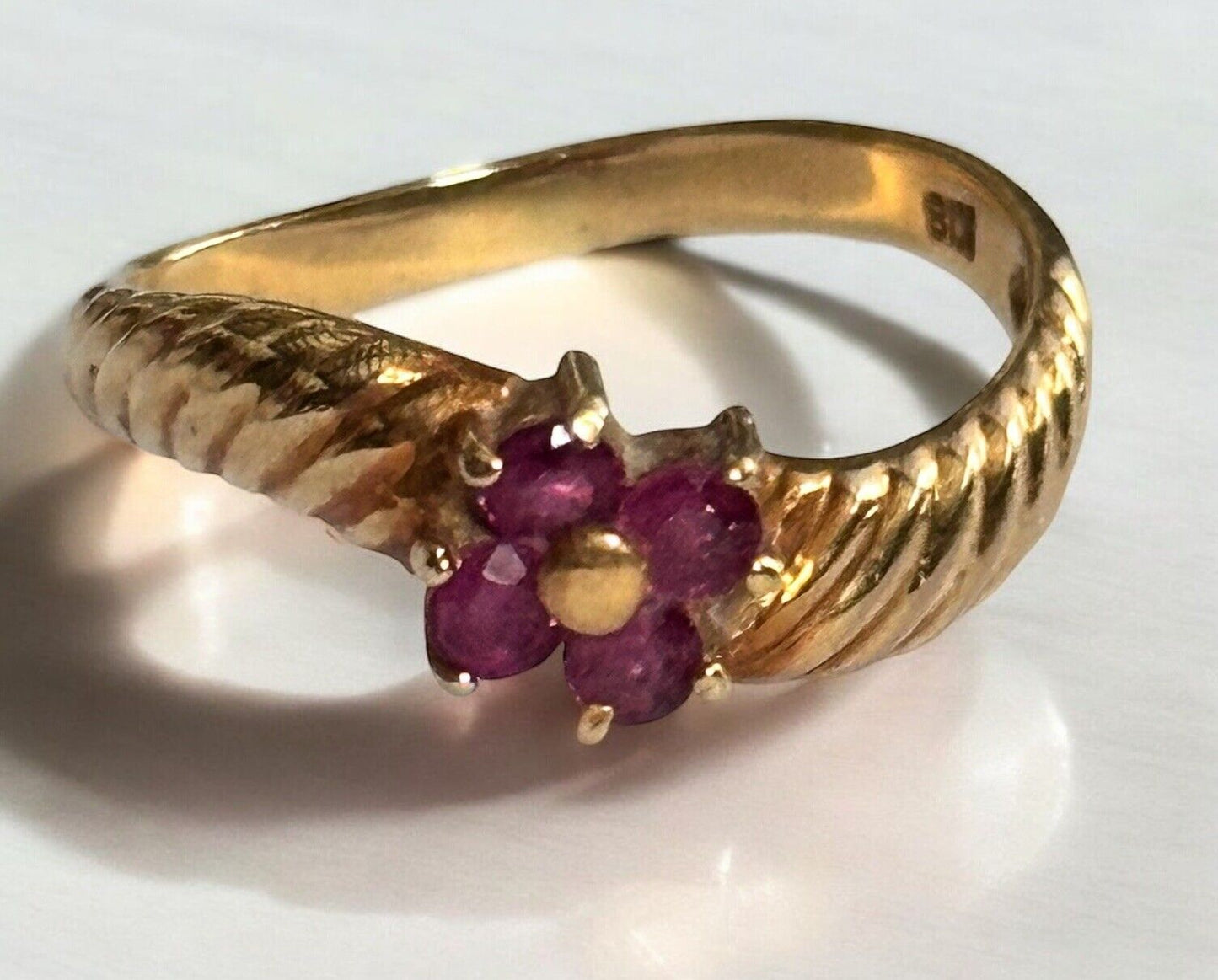 Vintage 18ct Gold Ruby Flower Wave Ring