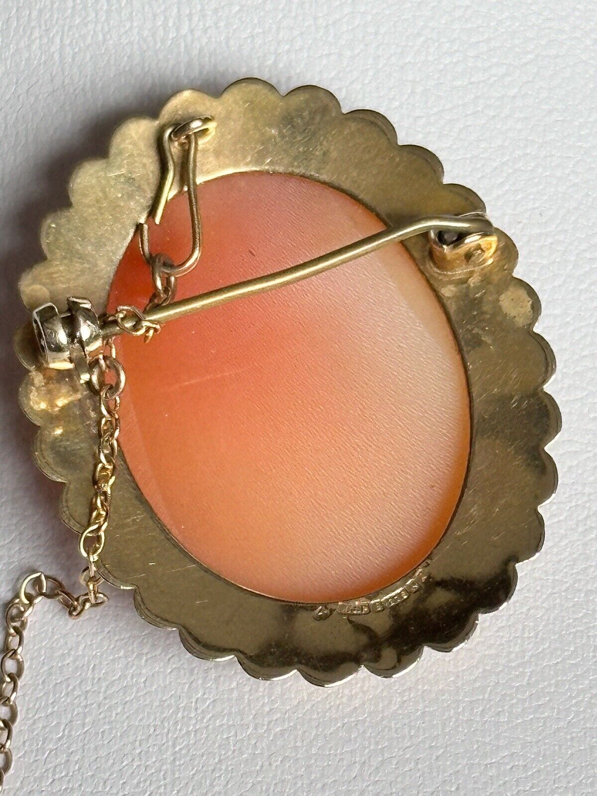 Antique Vintage 9ct Gold Shell Carved Cameo Brooch Safety Chain