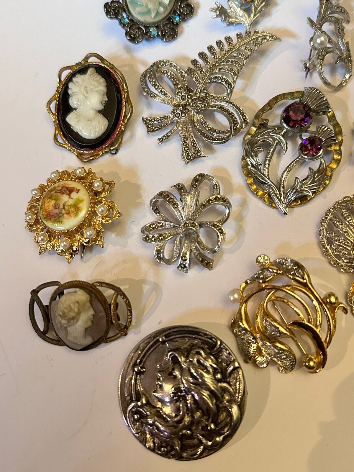 A Quantity Of Vintage Brooches Including Marcasite And Cameo