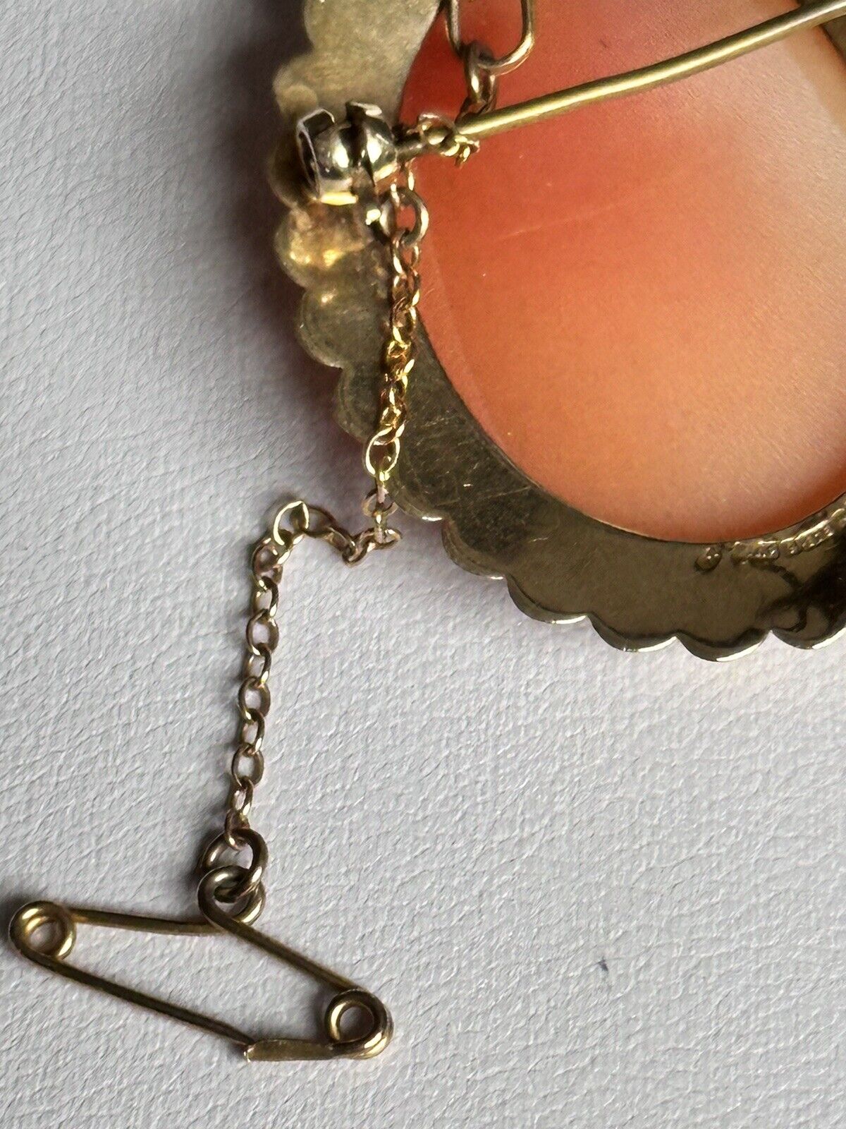 Antique Vintage 9ct Gold Shell Carved Cameo Brooch Safety Chain