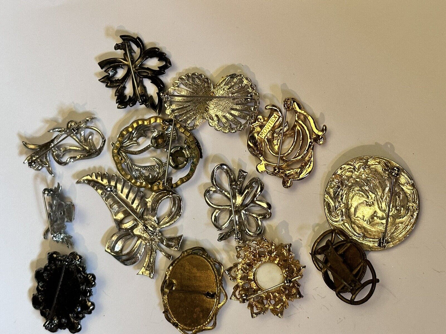 A Quantity Of Vintage Brooches Including Marcasite And Cameo