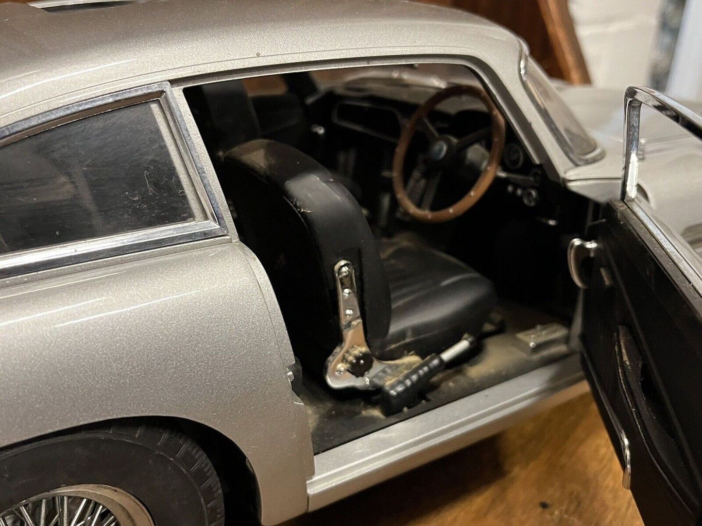 Aston Martin James Bond DB5 1/8 Scale Highly Detailed Model