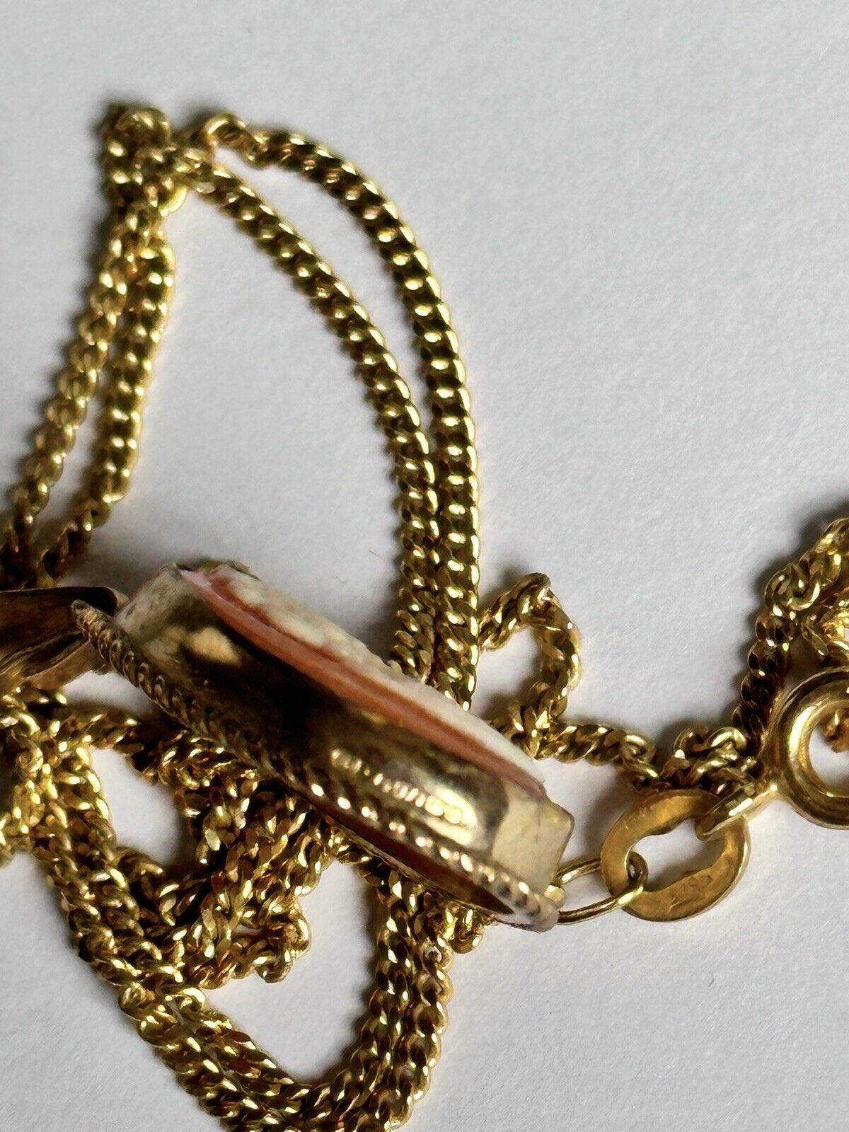 Vintage 9ct Gold Shell Cameo Pendant Necklace