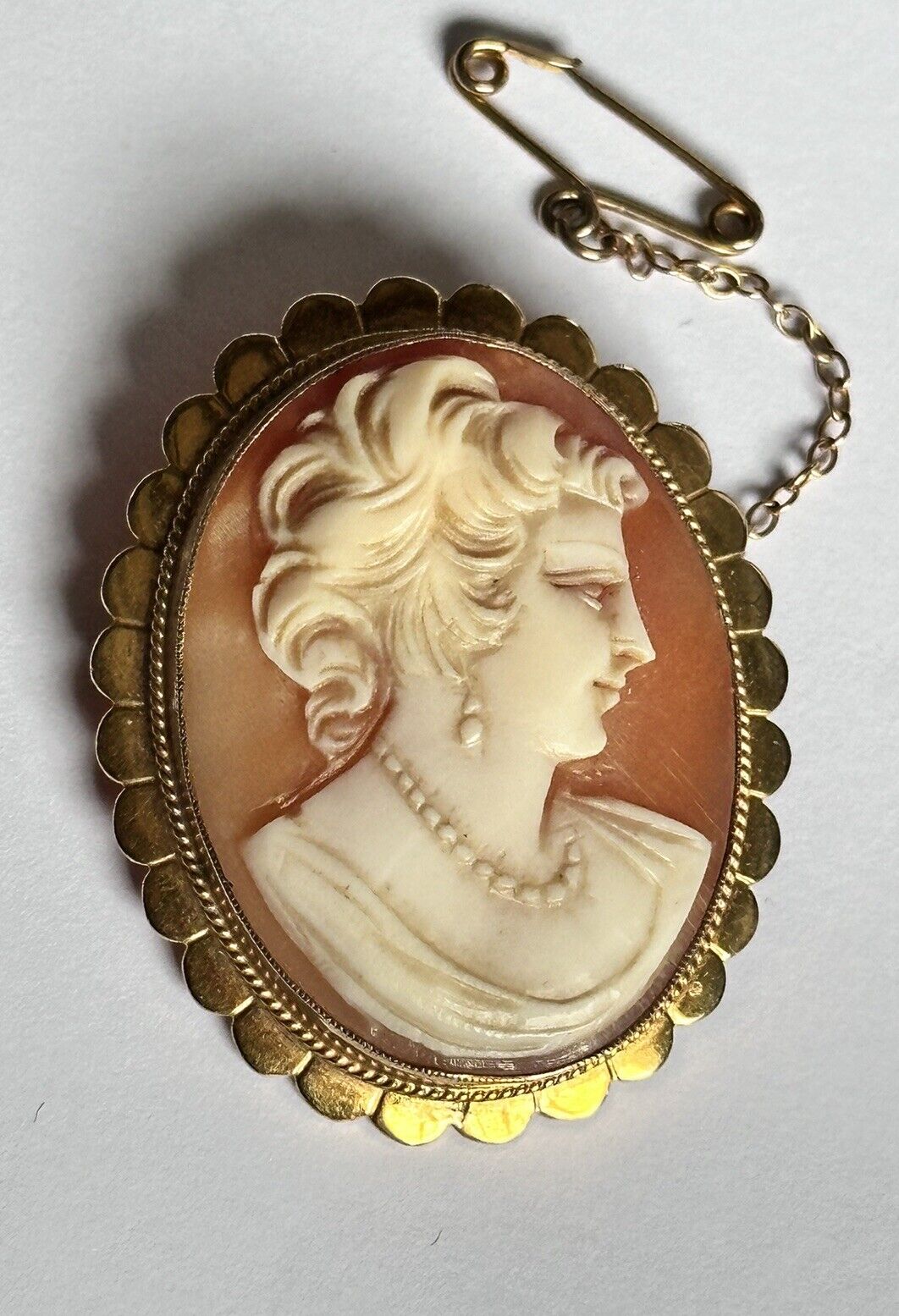 Antique Vintage 9ct Gold Shell Carved Cameo Brooch Safety Chain
