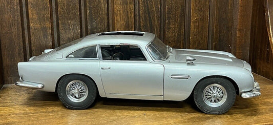 Aston Martin James Bond DB5 1/8 Scale Highly Detailed Model