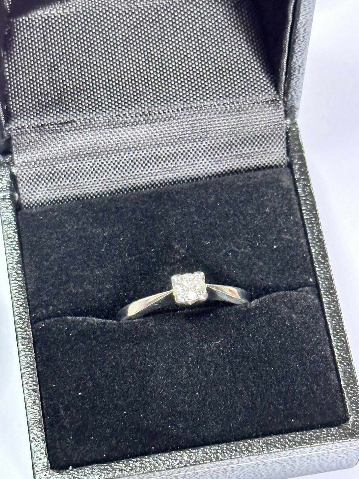 18ct White Gold 0.25 Diamond Solitaire Ring Boxed