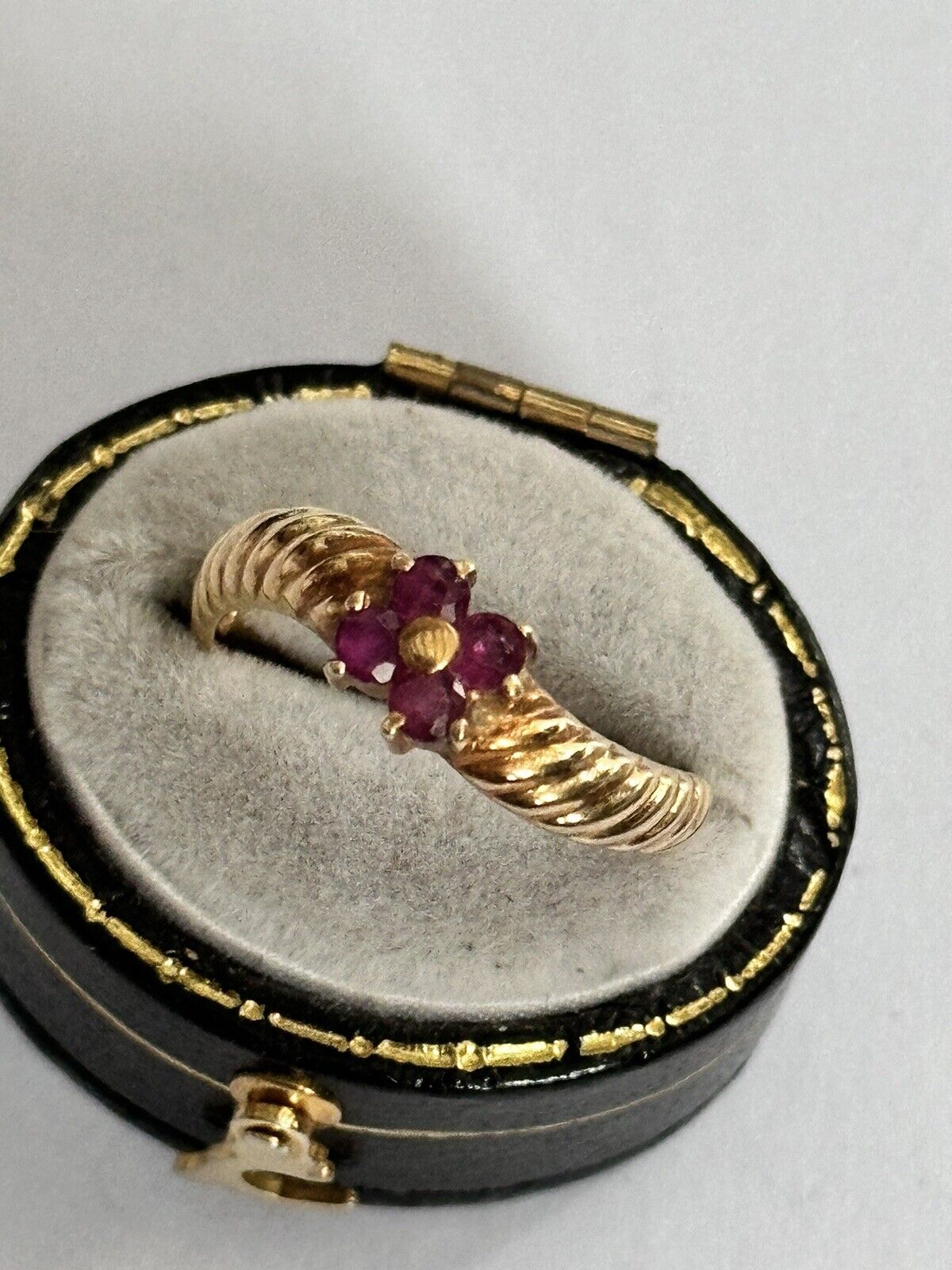 Vintage 18ct Gold Ruby Flower Wave Ring