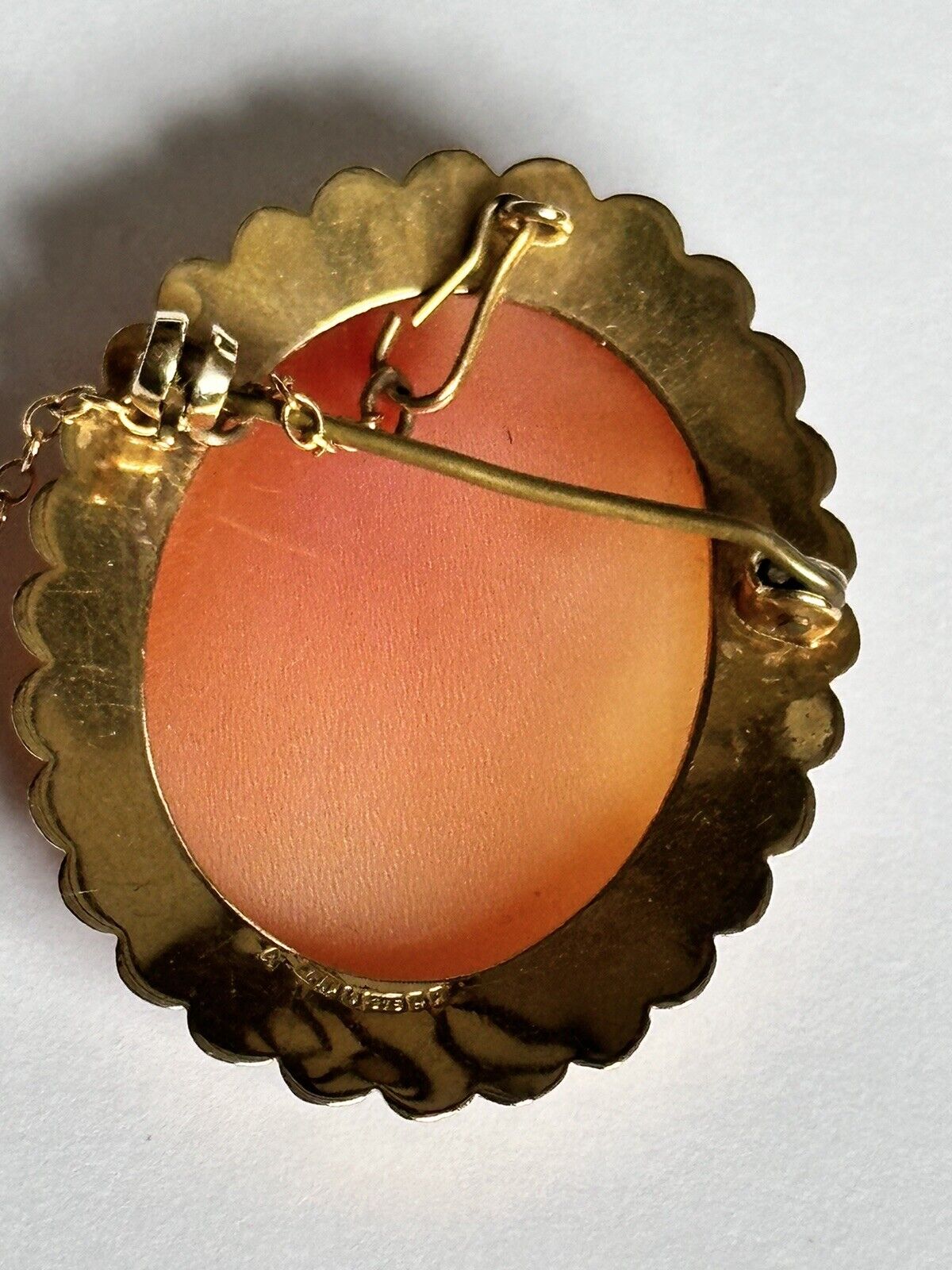 Antique Vintage 9ct Gold Shell Carved Cameo Brooch Safety Chain