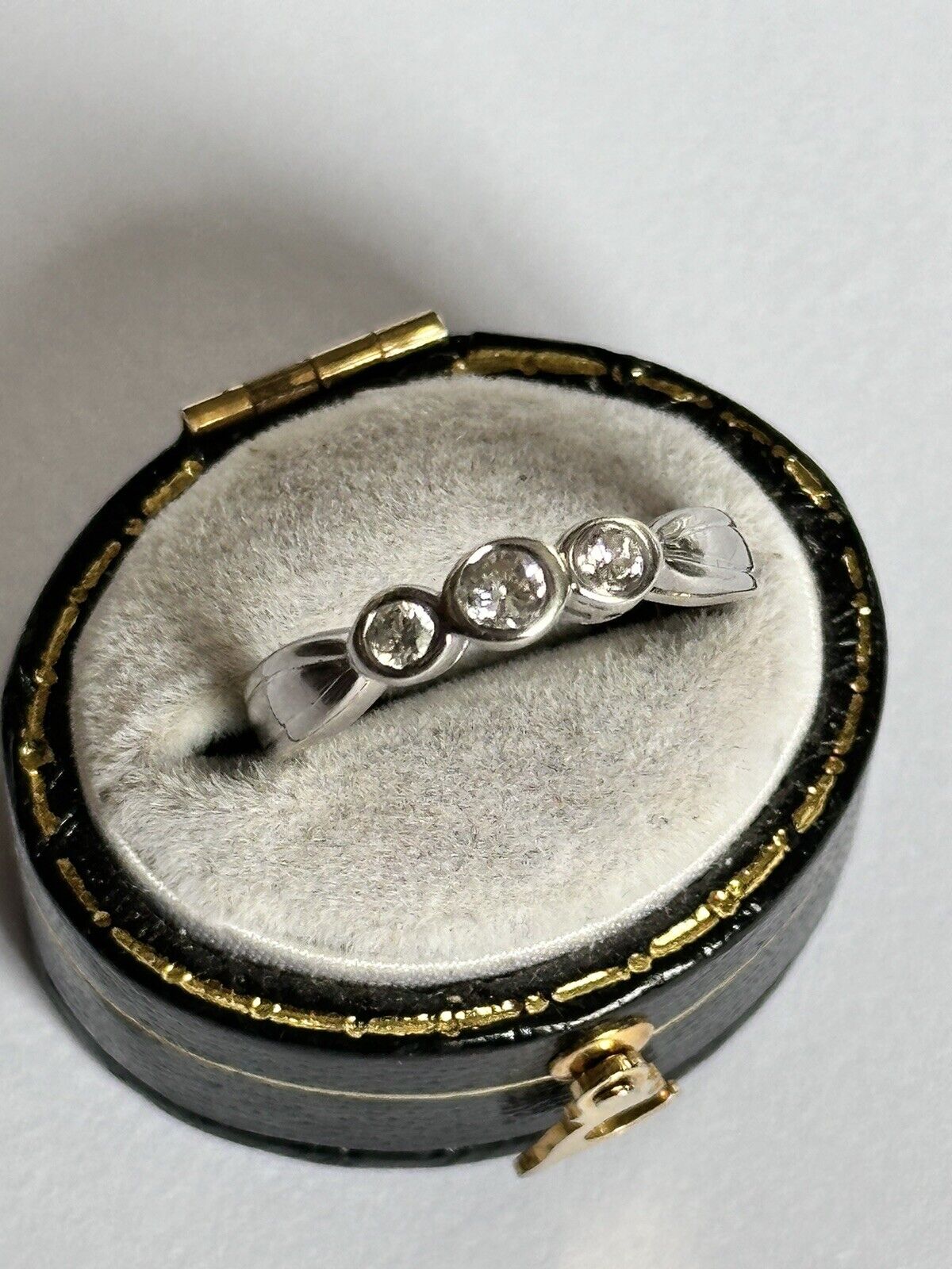 Vintage 9ct White Gold 0.25ct Trio Diamond Ring