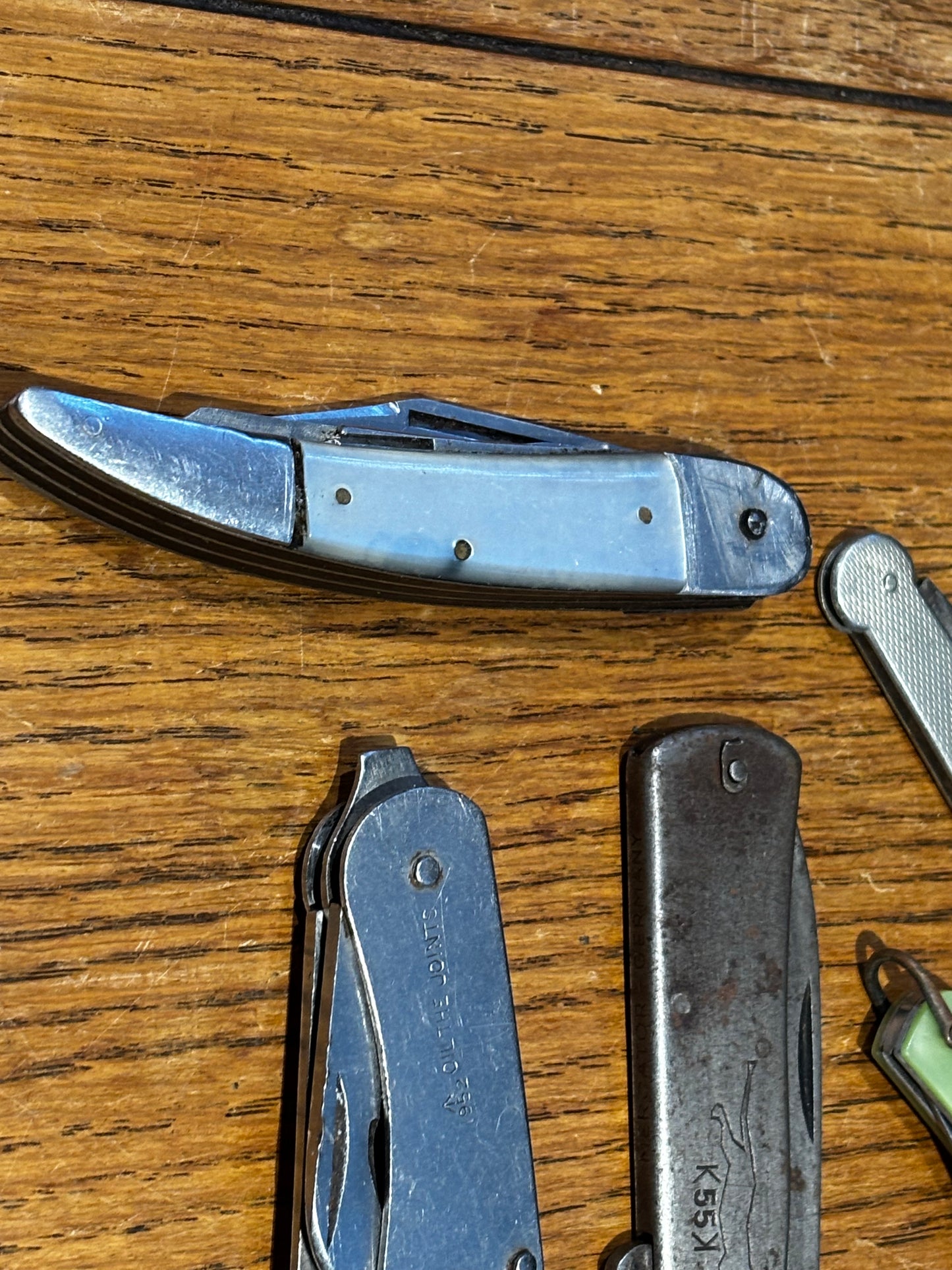 Army issue & other collectible pocket knives.