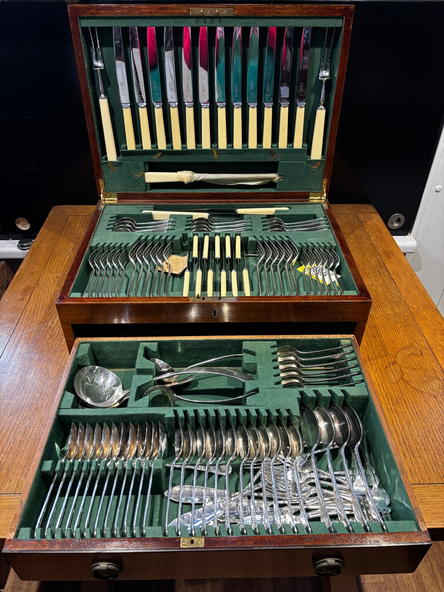 Silver Plate Mahogany Cased Cutlery 8 Setting.