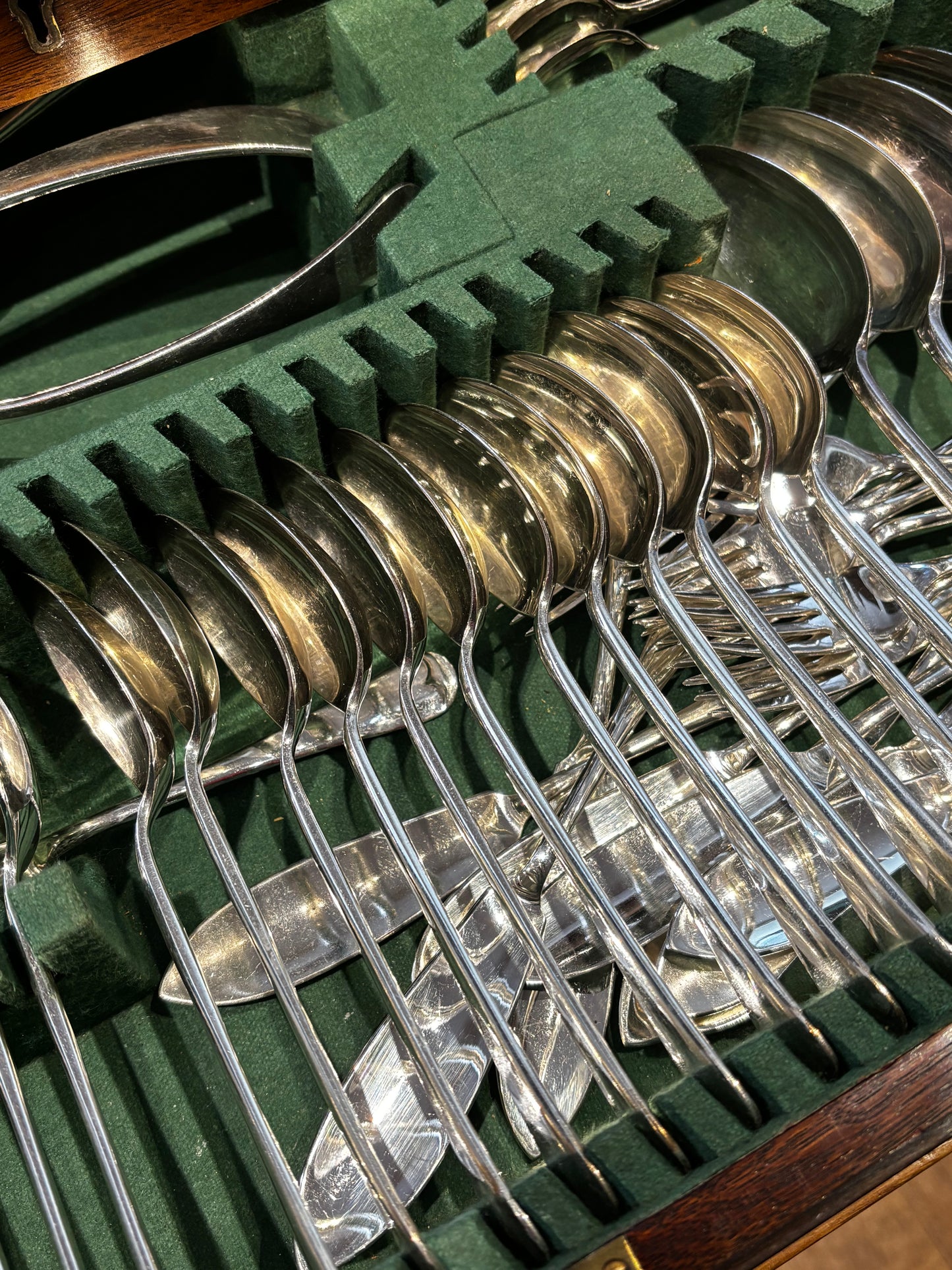 Silver Plate Mahogany Cased Cutlery 8 Setting.