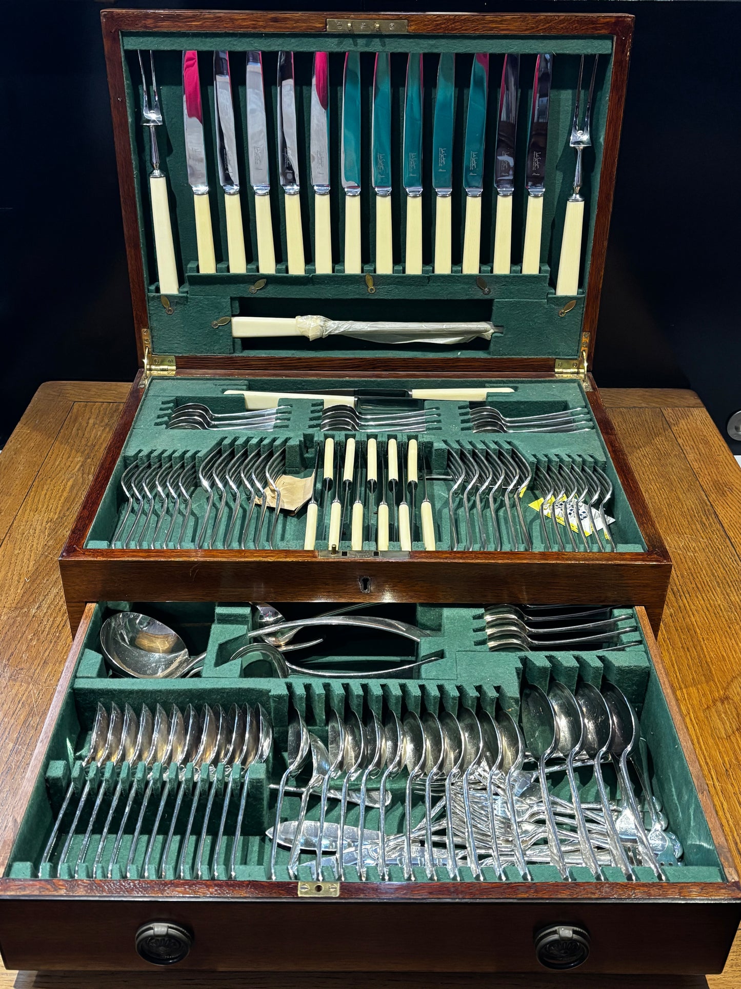 Silver Plate Mahogany Cased Cutlery 8 Setting.