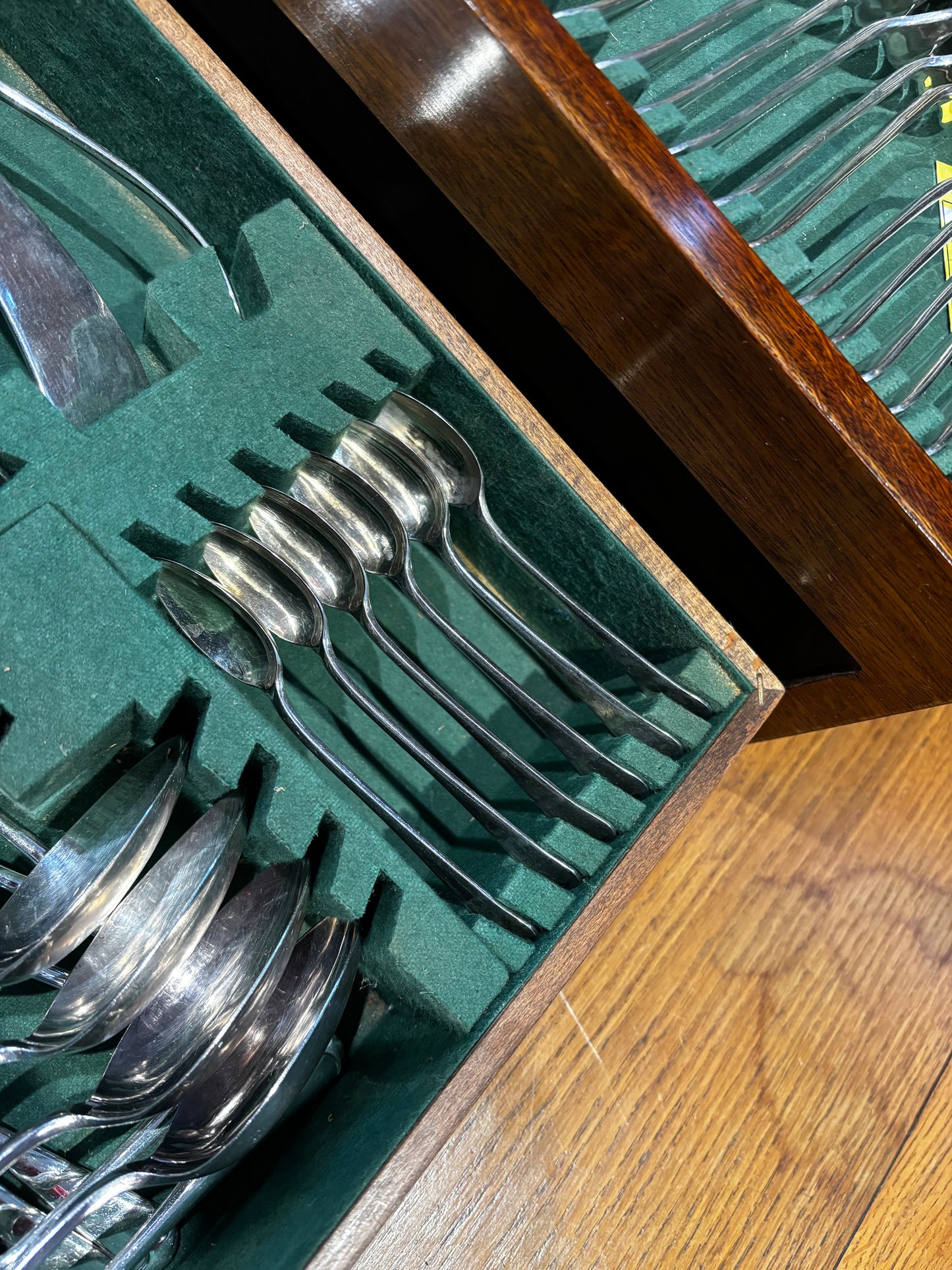 Silver Plate Mahogany Cased Cutlery 8 Setting.