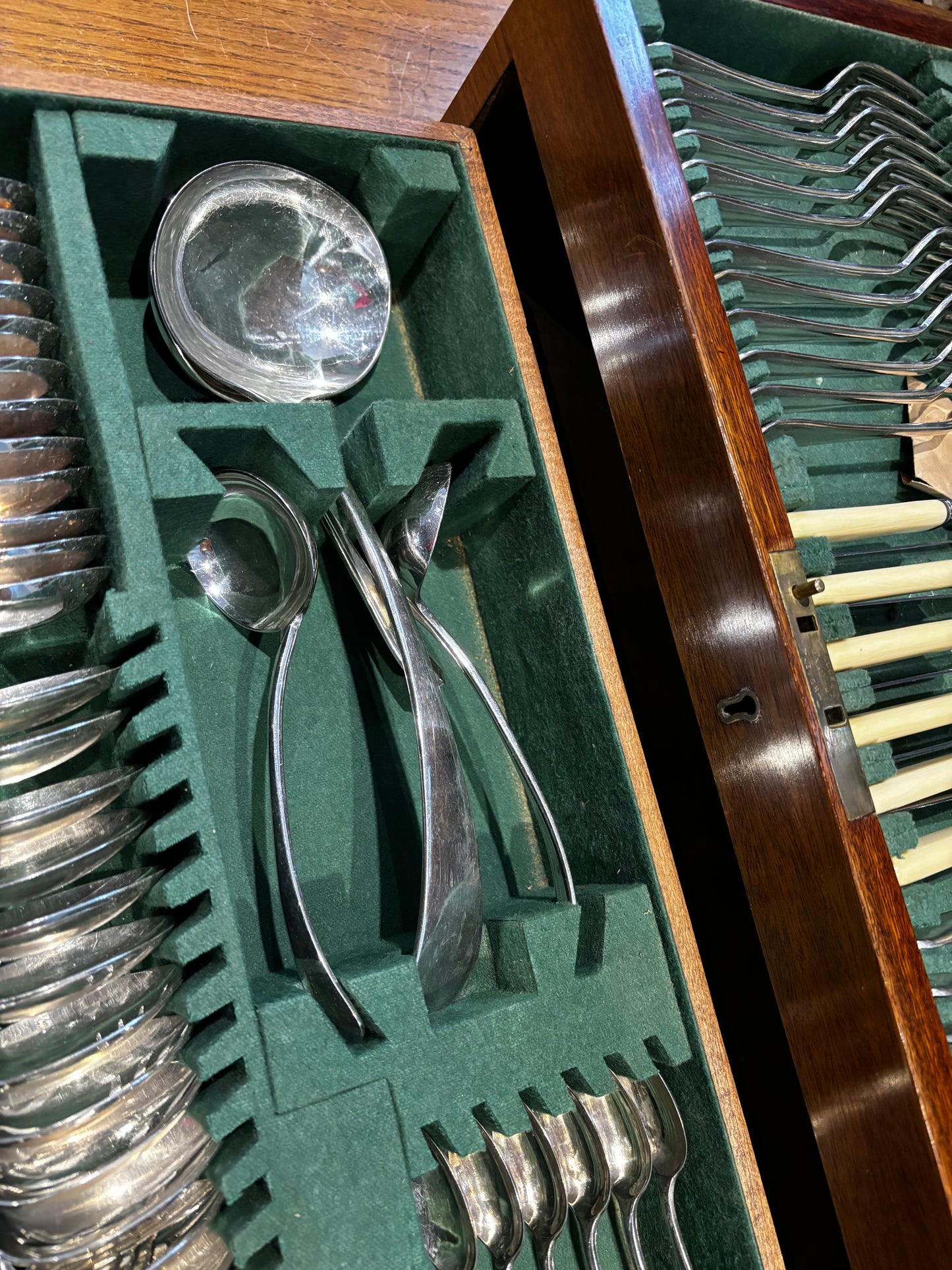Silver Plate Mahogany Cased Cutlery 8 Setting.