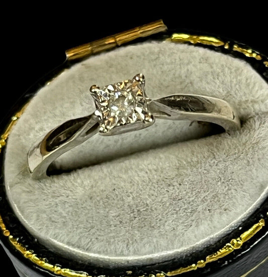 Vintage 9ct White Gold Solitaire Illusion Set Diamond Ring