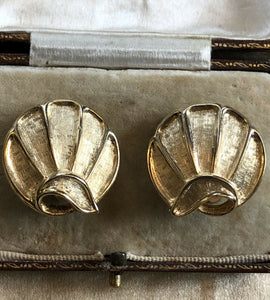 Vintage Gold Tone Shell Clip On Earrings