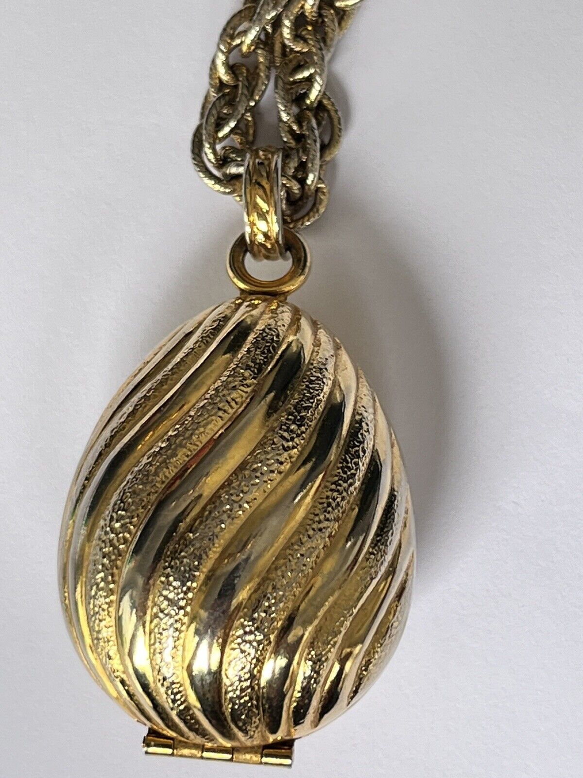 Vintage Early Avon Signed Gold Tone Locket Pendant Necklace