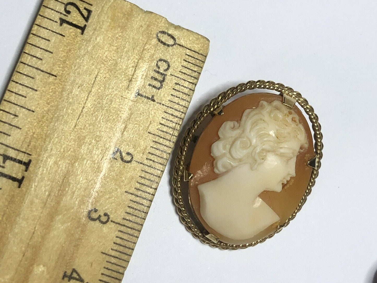 Vintage 9ct Gold Shell Carved Cameo Brooch