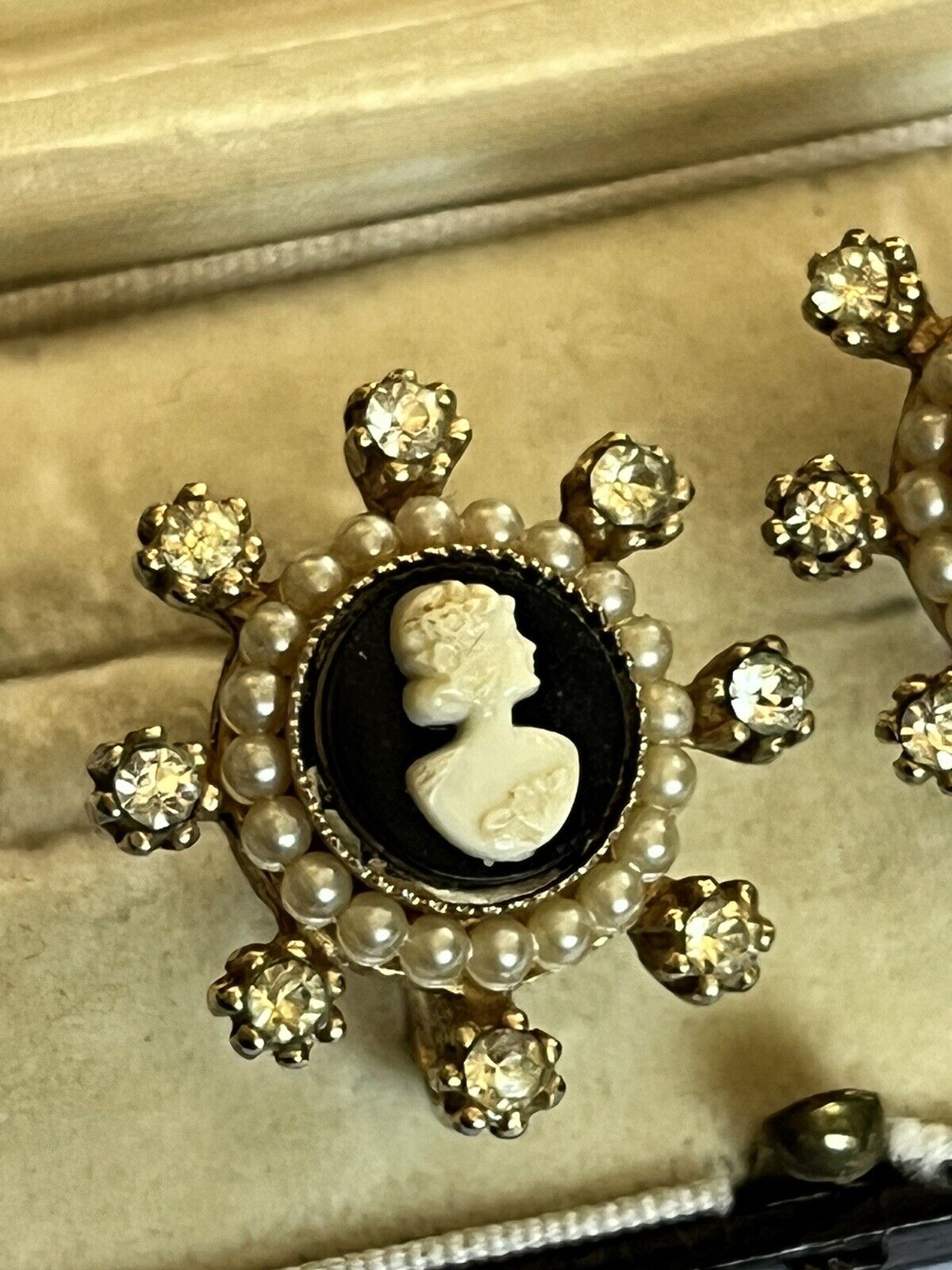 Vintage Gold Tone Faux Pearl Cameo Screwback  Earrings