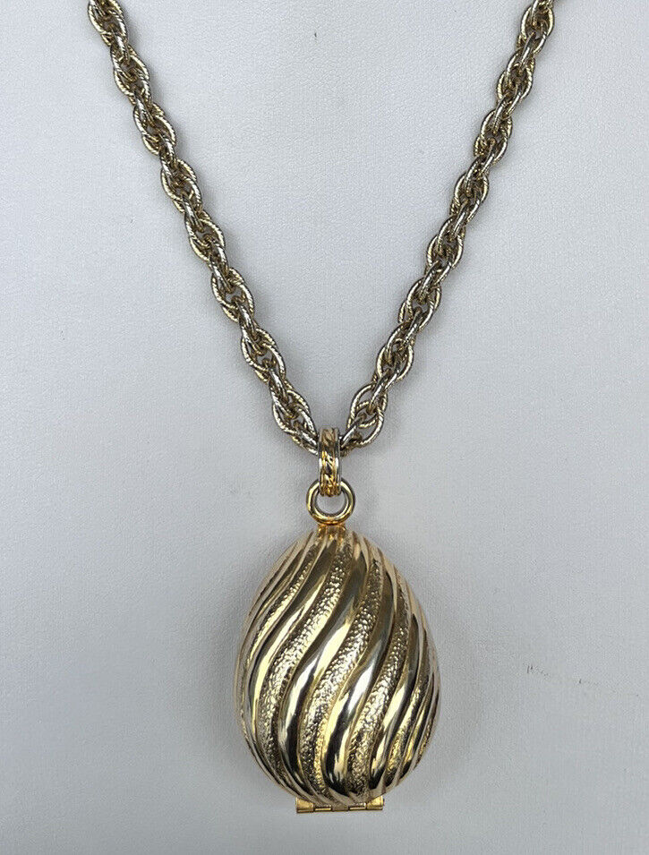 Vintage Early Avon Signed Gold Tone Locket Pendant Necklace