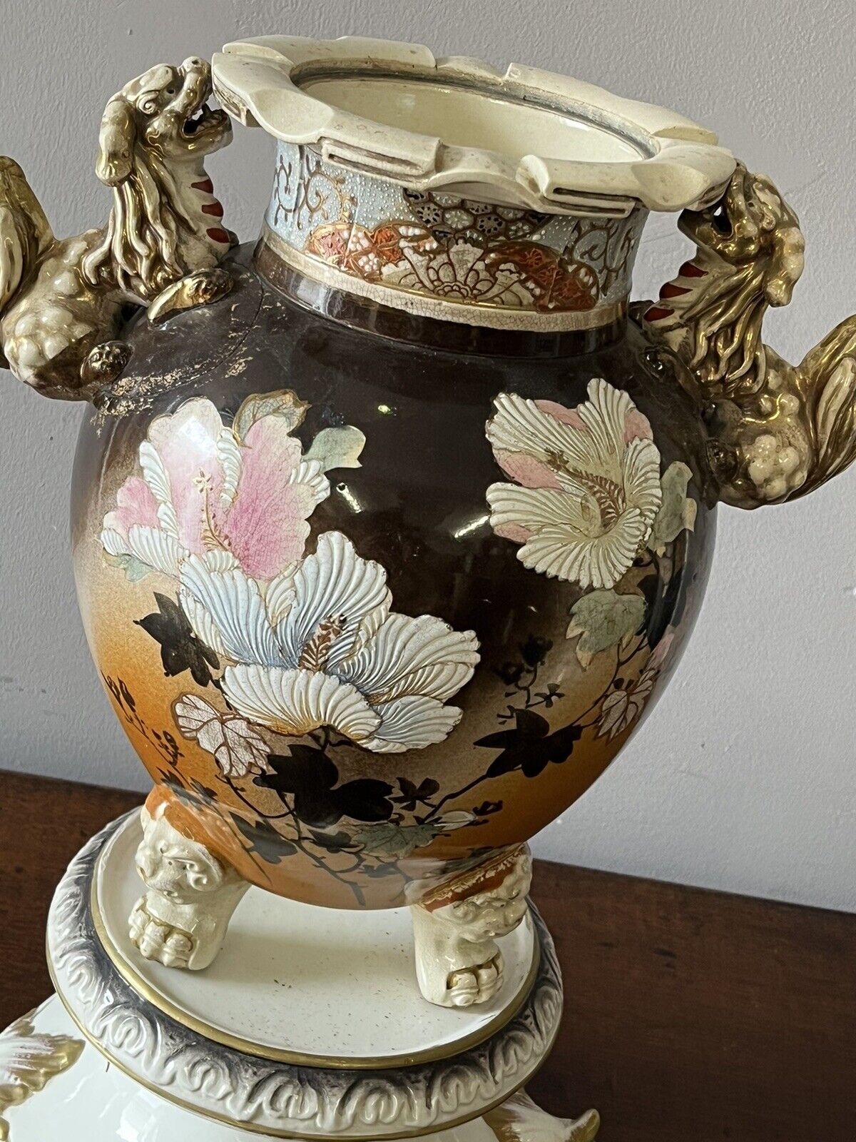 Satsuma Dogs Of Fo Vase On Stand. Large & Impressive.